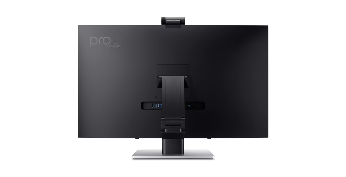 Egy fekete monitor hátulnézete ezüst állvánnyal és webcam-mal felül.