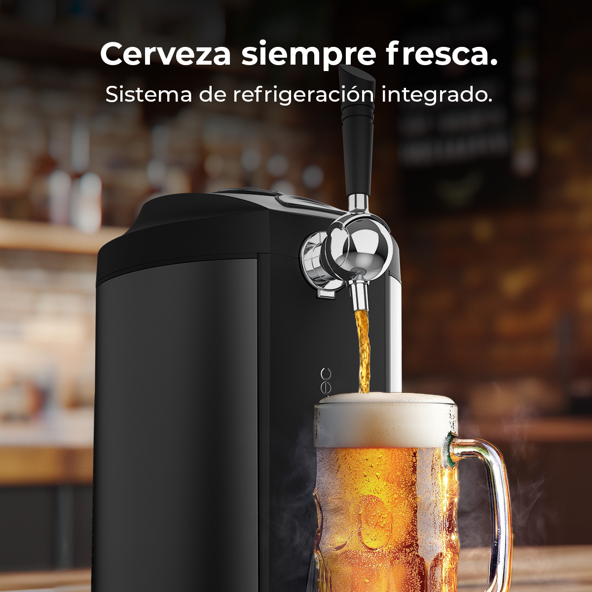 Un dispensador de cerveza sirve cerveza dorada en un vaso con espuma. Fondo borroso.