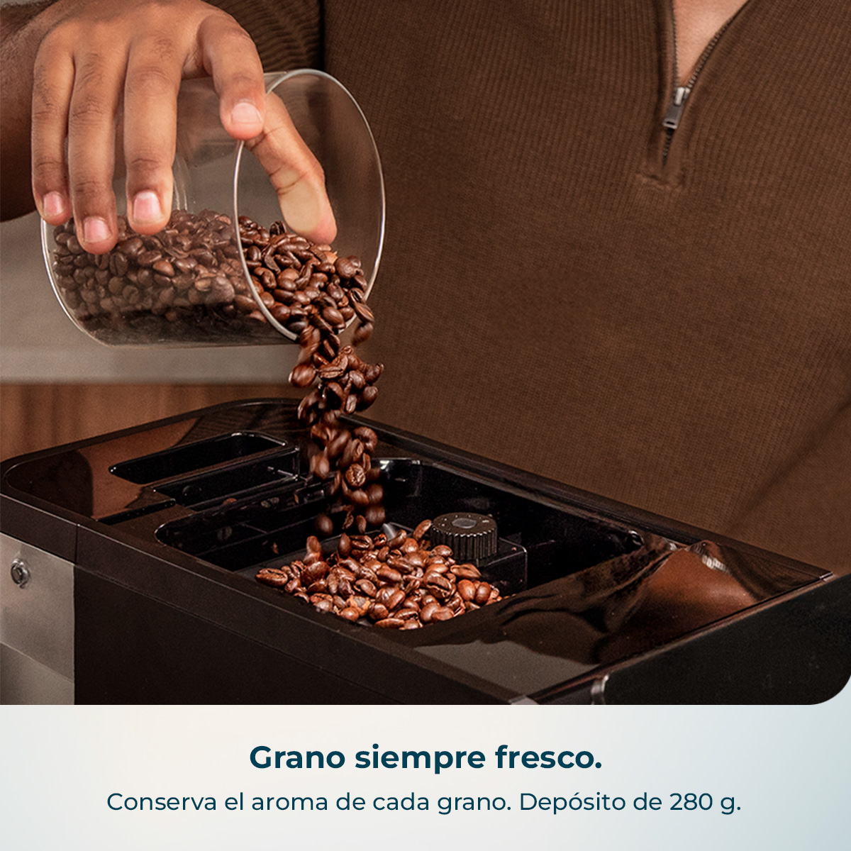 Se vierten granos de café de un recipiente de vidrio a una cafetera.
