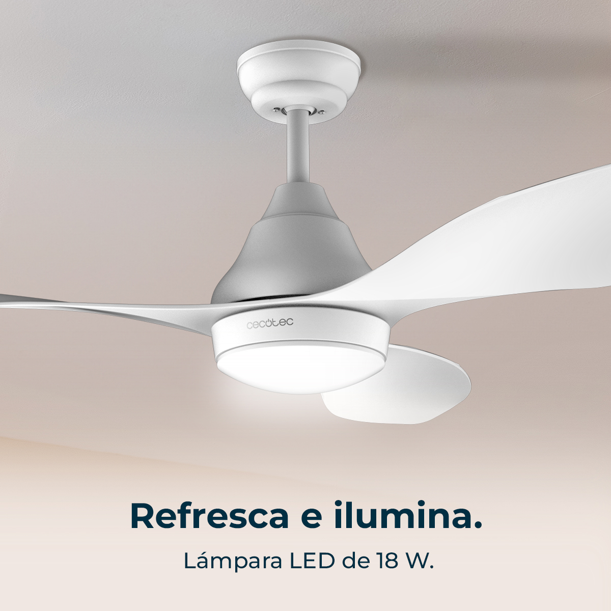 Lámpara de techo blanca con ventilador de tres aspas y logo Cecotec. Ilumina y refresca.