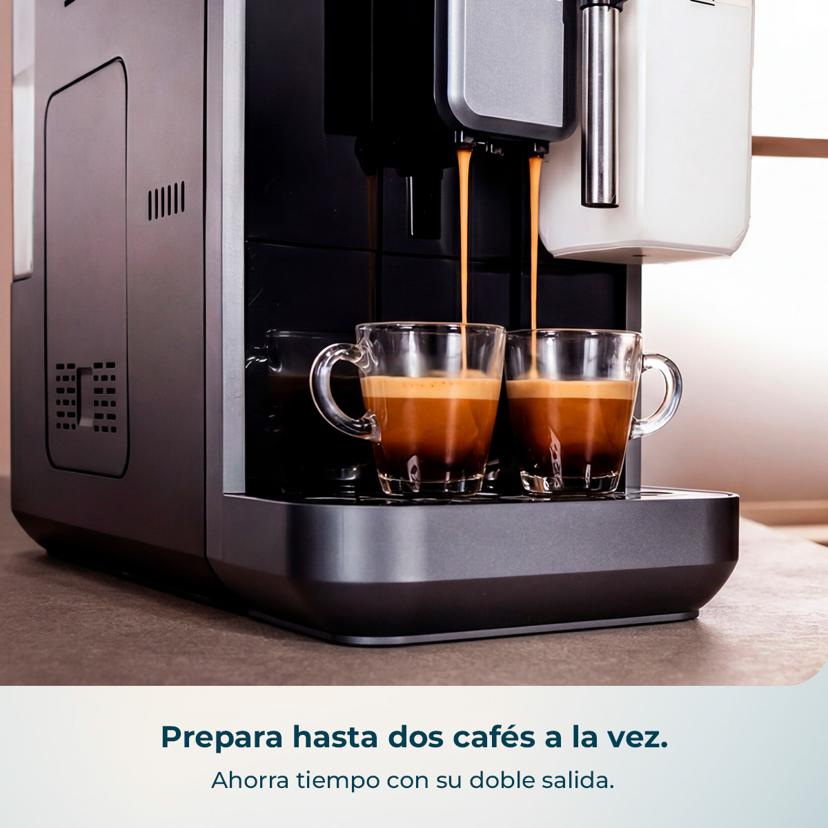 Una cafetera prepara dos espressos en tazas de cristal. El café fluye de las boquillas.