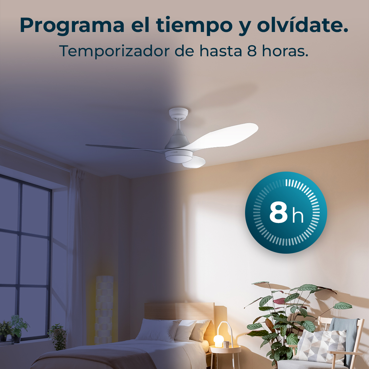 Un ventilador de techo blanco con luz sobre una cama. Un círculo indica 8 horas.