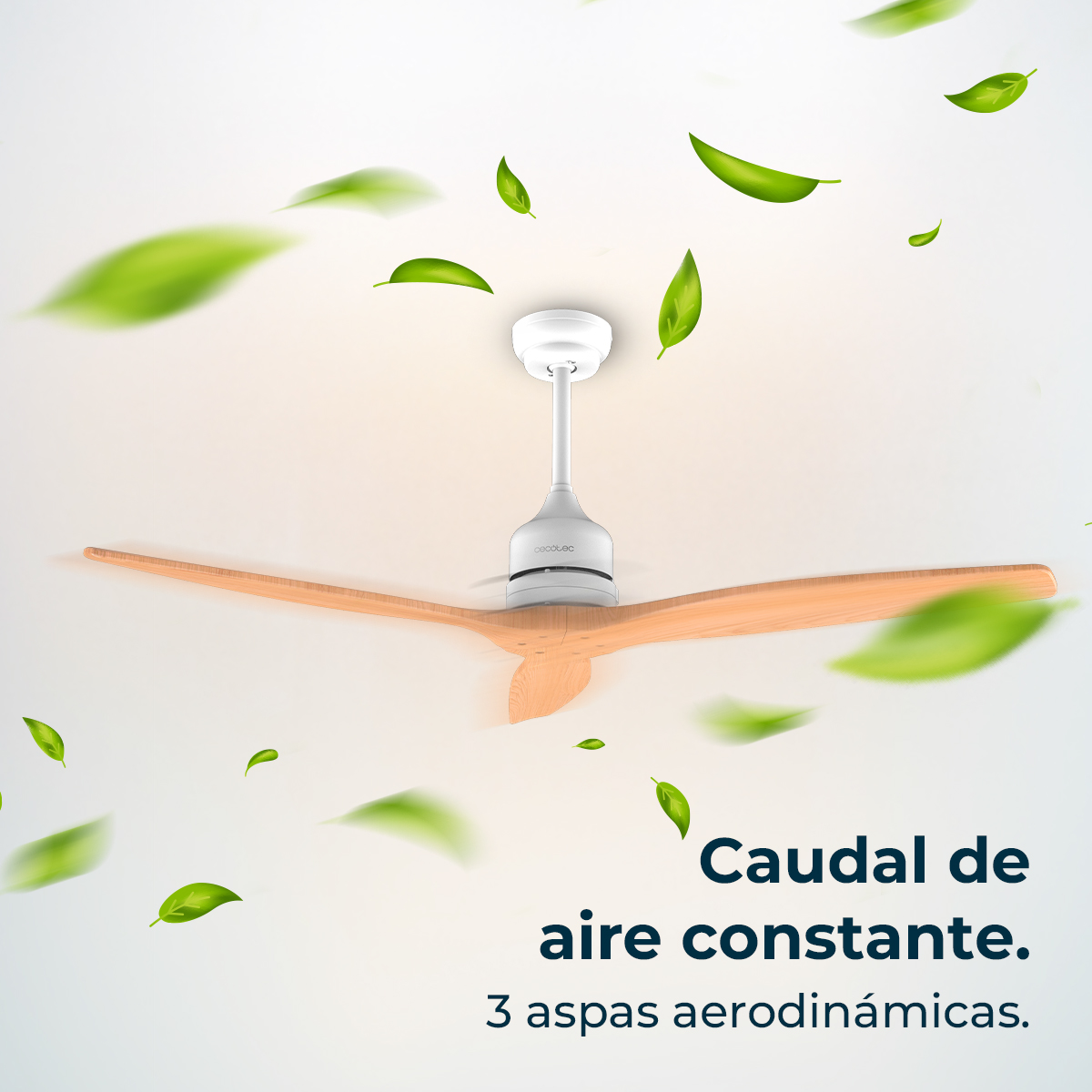 Ventilador de techo blanco con aspas de madera y hojas verdes flotando.