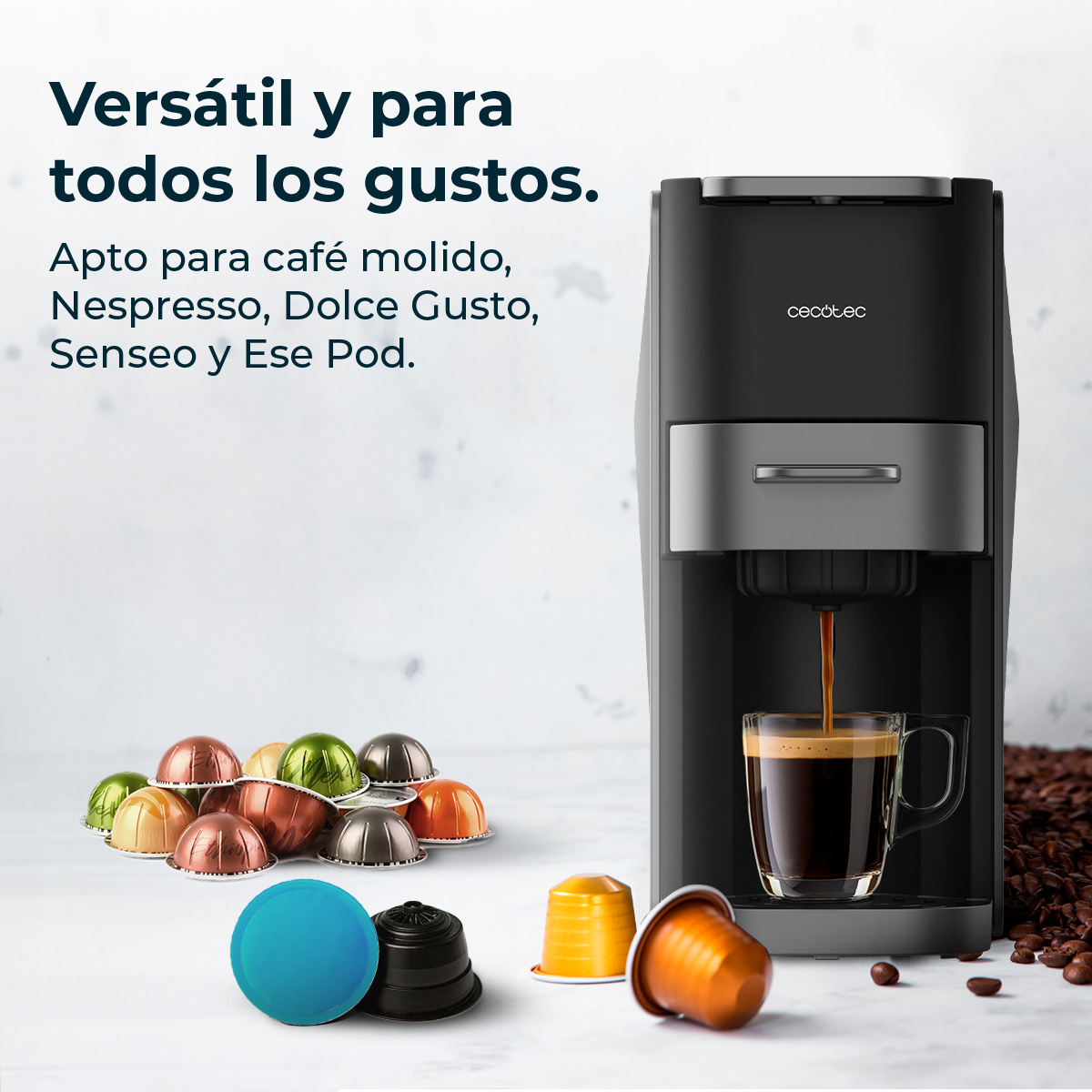 Cafetera con varias cápsulas de café y espresso en vaso.