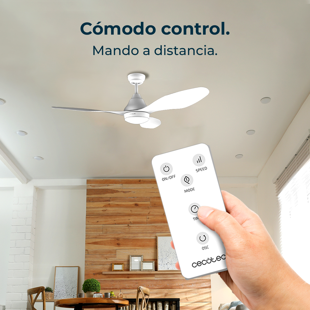 Una mano sostiene un mando para un ventilador de techo con luces. Texto en español.