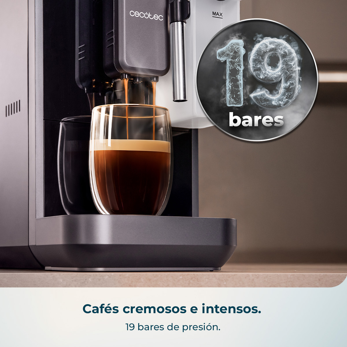 Cafetera preparando café en un vaso, 19 bares.