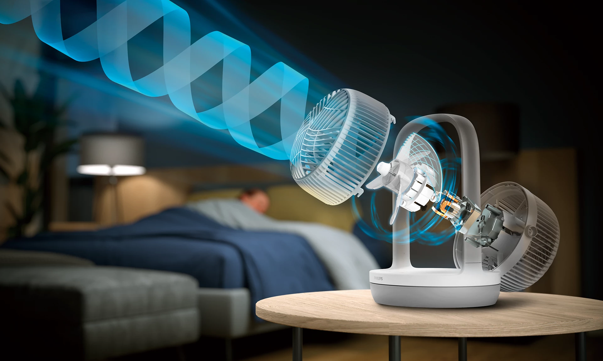 Ein weißer Ventilator mit blauen Luftströmen auf einem Nachttisch in einem Schlafzimmer.