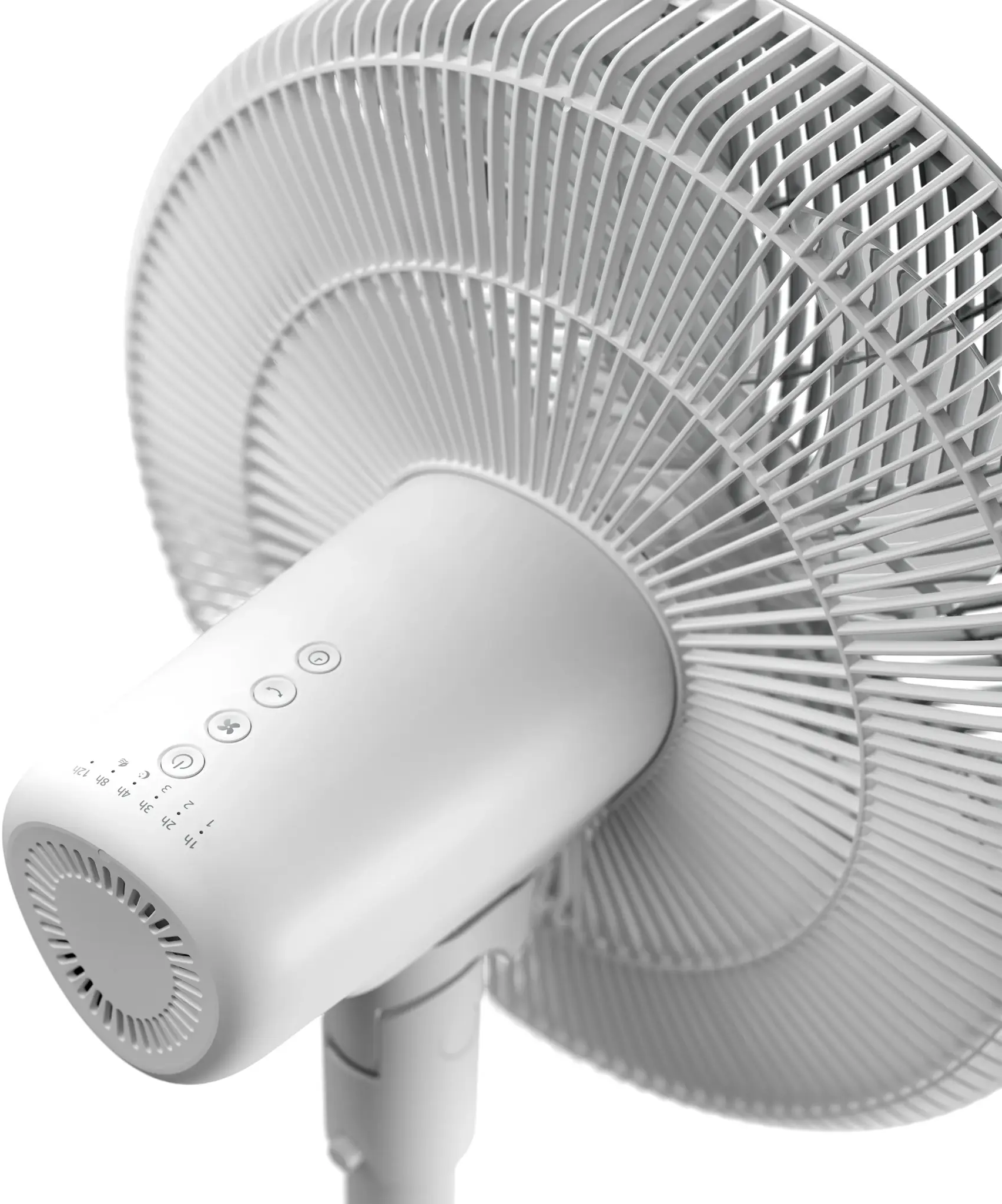 Nahaufnahme eines weißen Standventilators mit Bedienfeld und Lüftergitter.