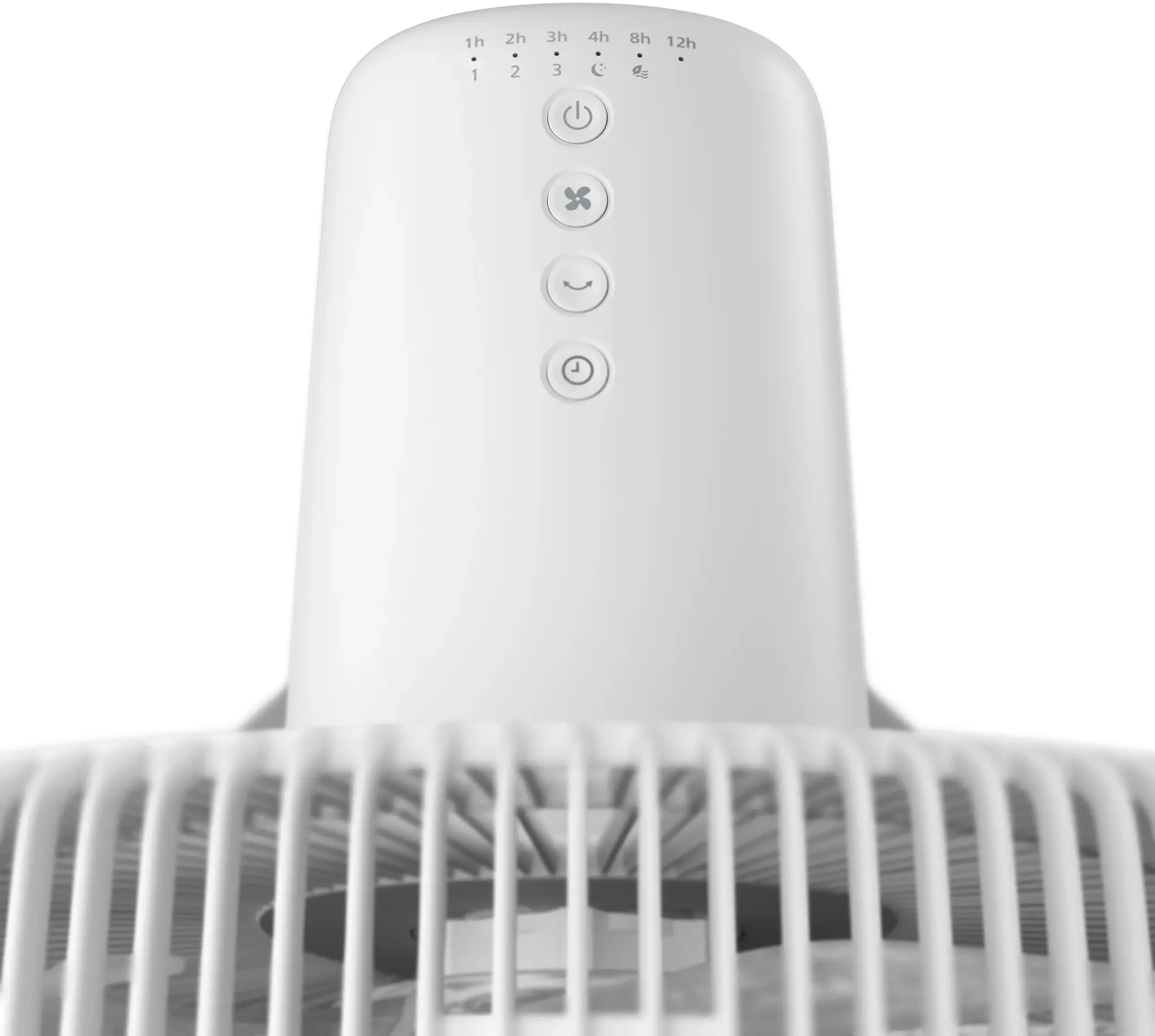 Nahaufnahme des oberen Teils eines weißen Ventilators mit Bedienelementen und Lüftergittern.