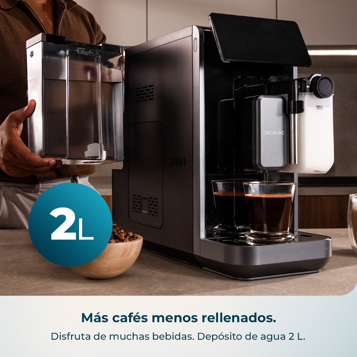 Hombre retira depósito de agua de 2L de cafetera. Dos espressos en vasos.