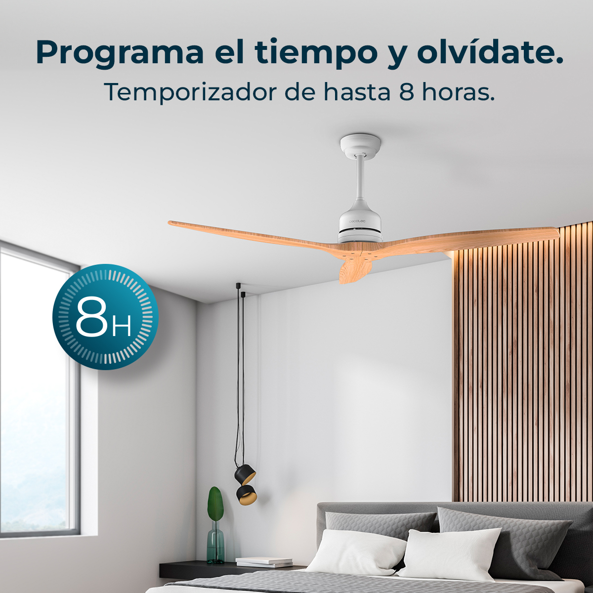 Un ventilador de techo moderno con aspas de madera sobre una cama en un dormitorio.