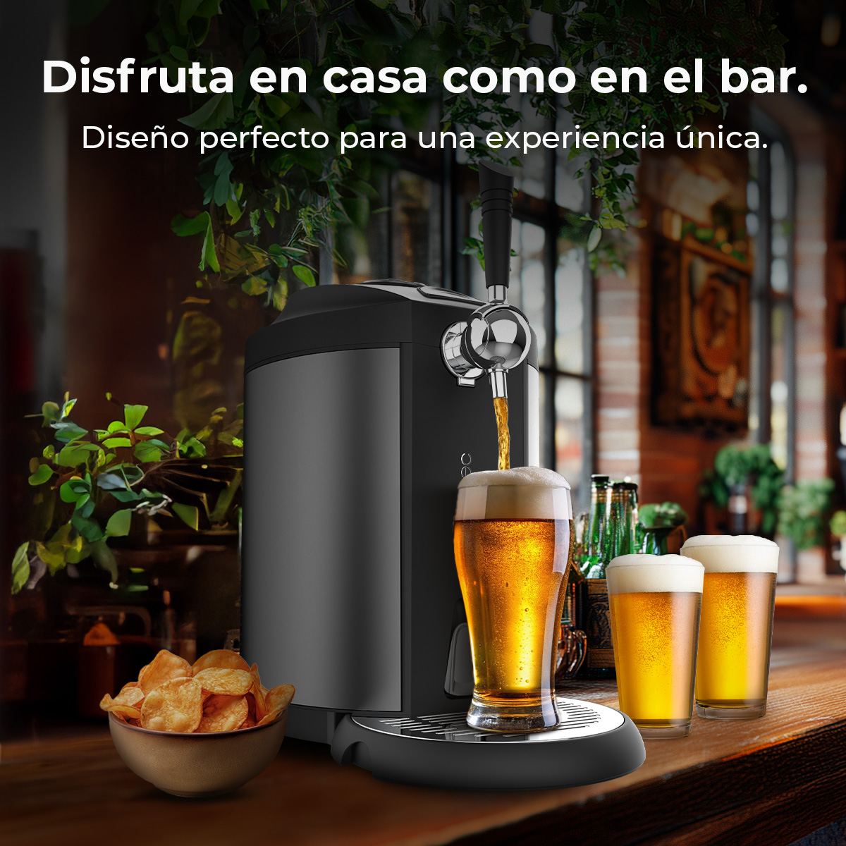 Un dispensador de cerveza sirve cerveza en un vaso, con patatas y más vasos cerca.