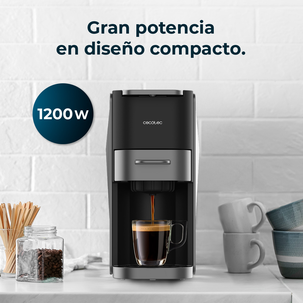 Una cafetera negra prepara café en una taza de cristal. 1200W.