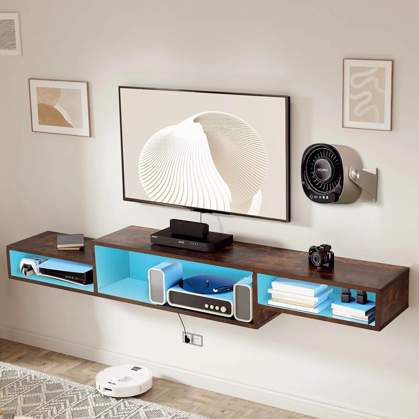 Ein schwebendes TV-Regal mit Geräten, Büchern und Wandkunst.