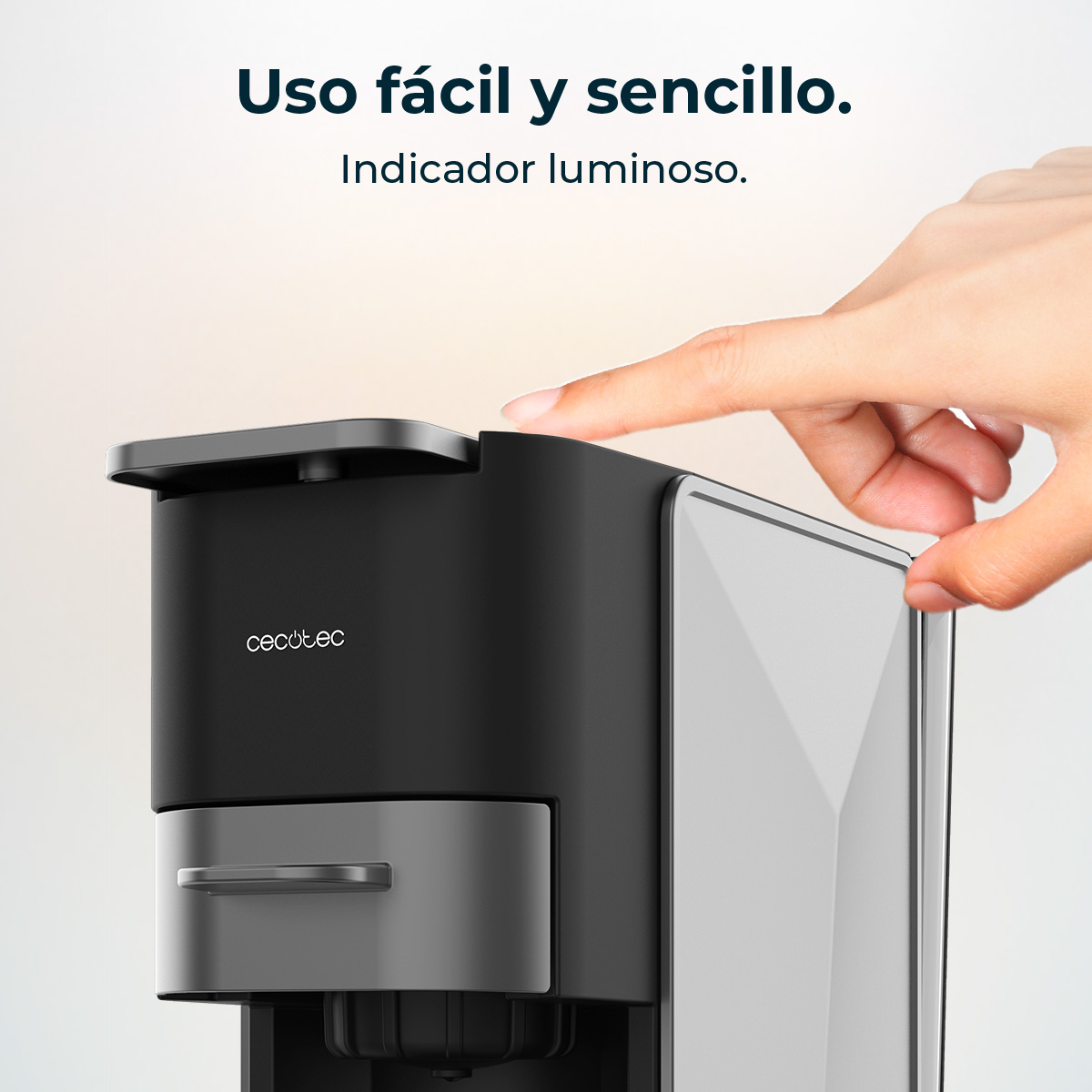Una mano presiona una cafetera negra con logo Cecotec.