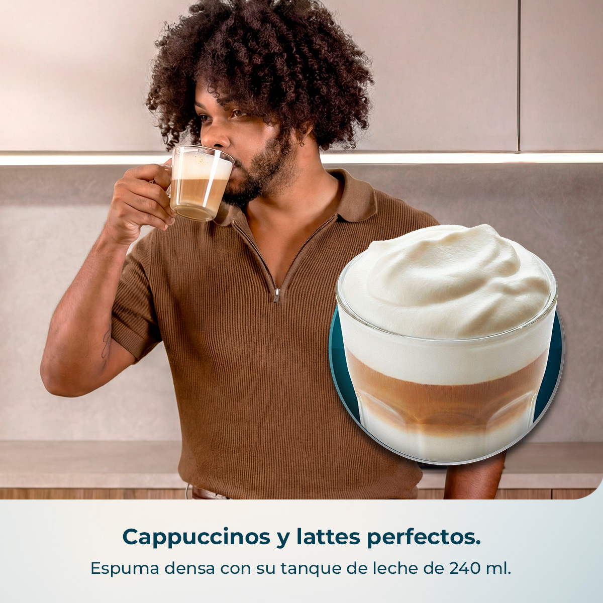 Hombre bebiendo café. Al lado, un vaso con abundante espuma de leche y café.