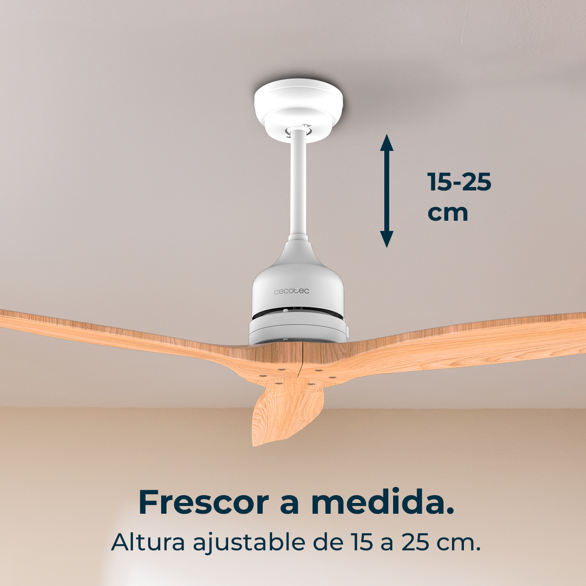 Soporte blanco de ventilador de techo con aspas de madera, altura ajustable.