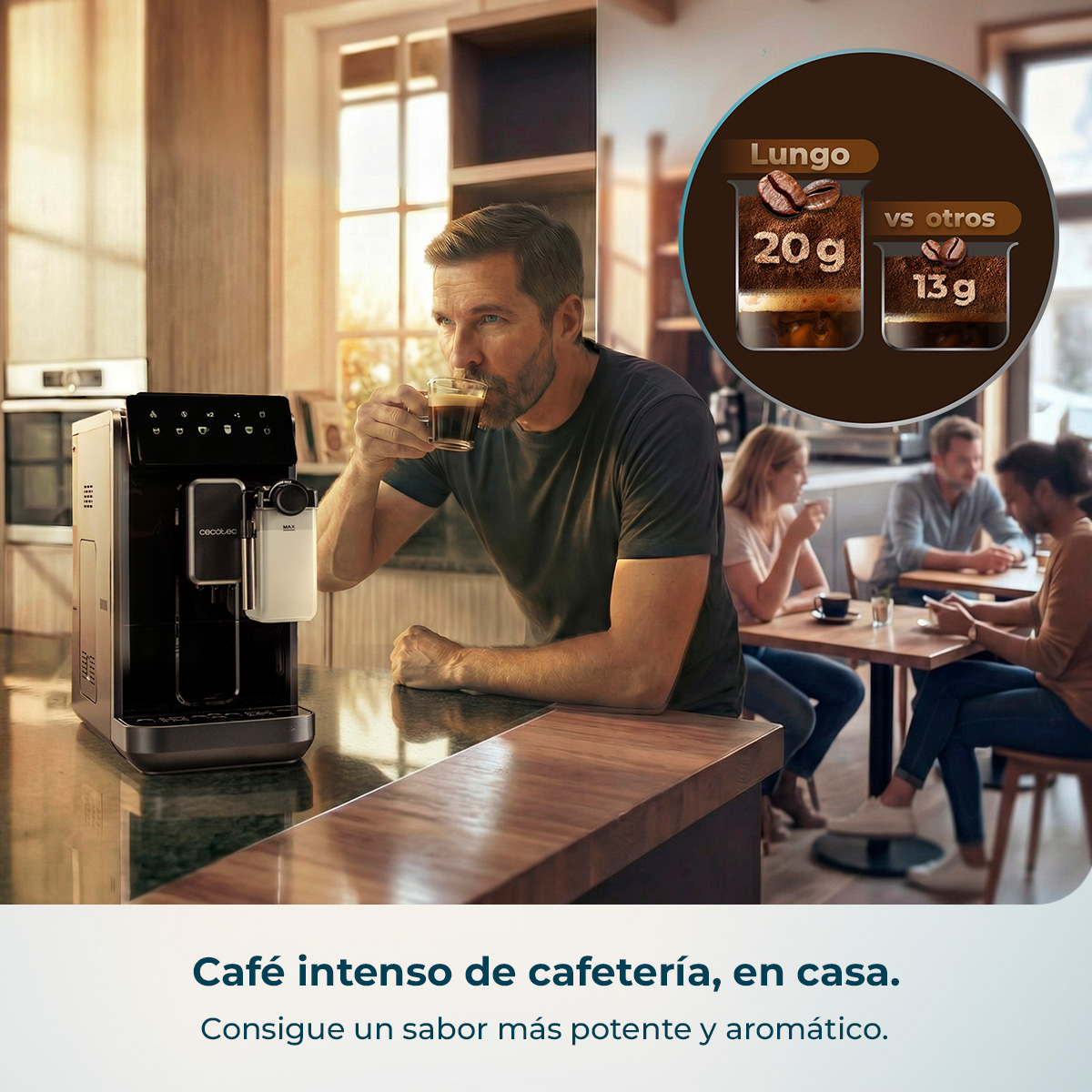 Hombre bebe café de cafetera. A la izquierda, cafetera. Personas al fondo.