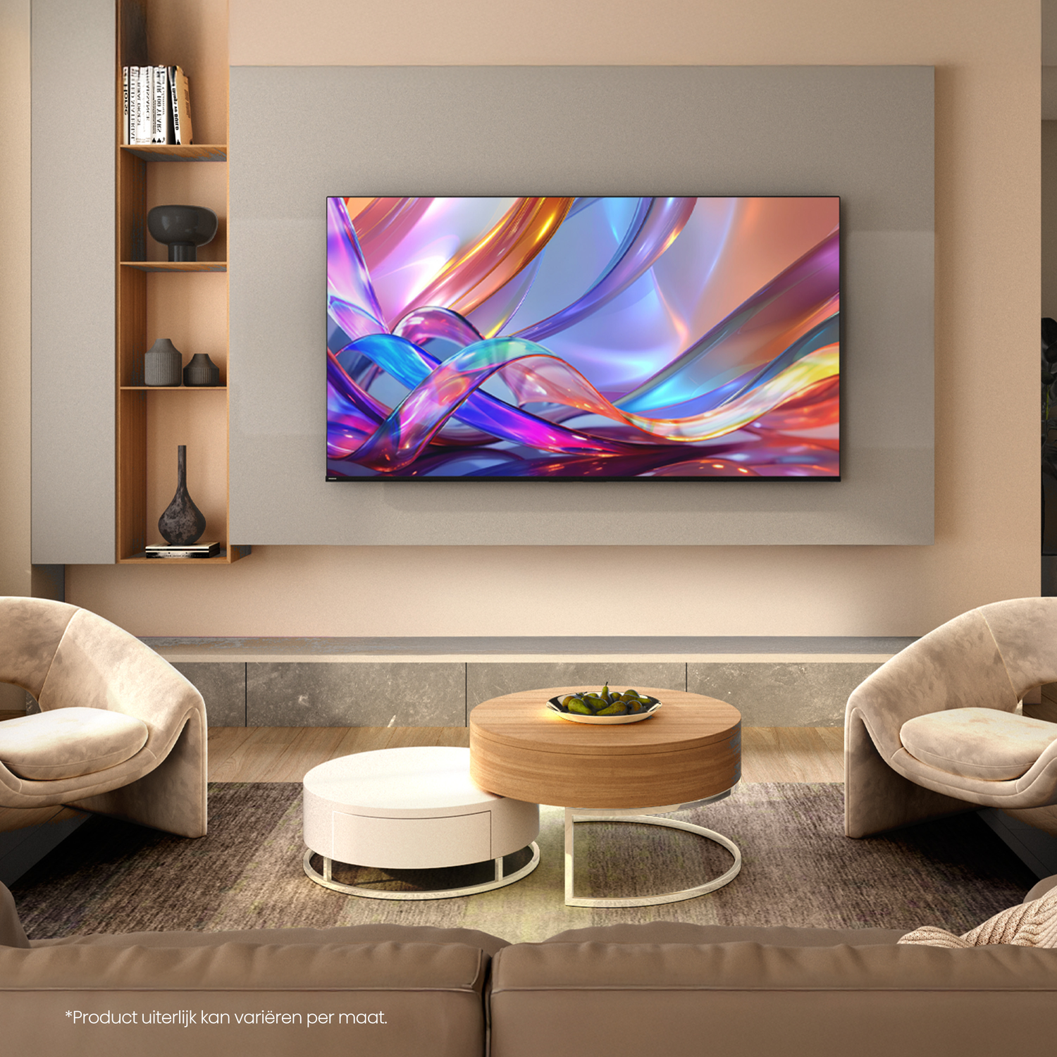 Een woonkamer met tv, fauteuils, een bank en een salontafel.