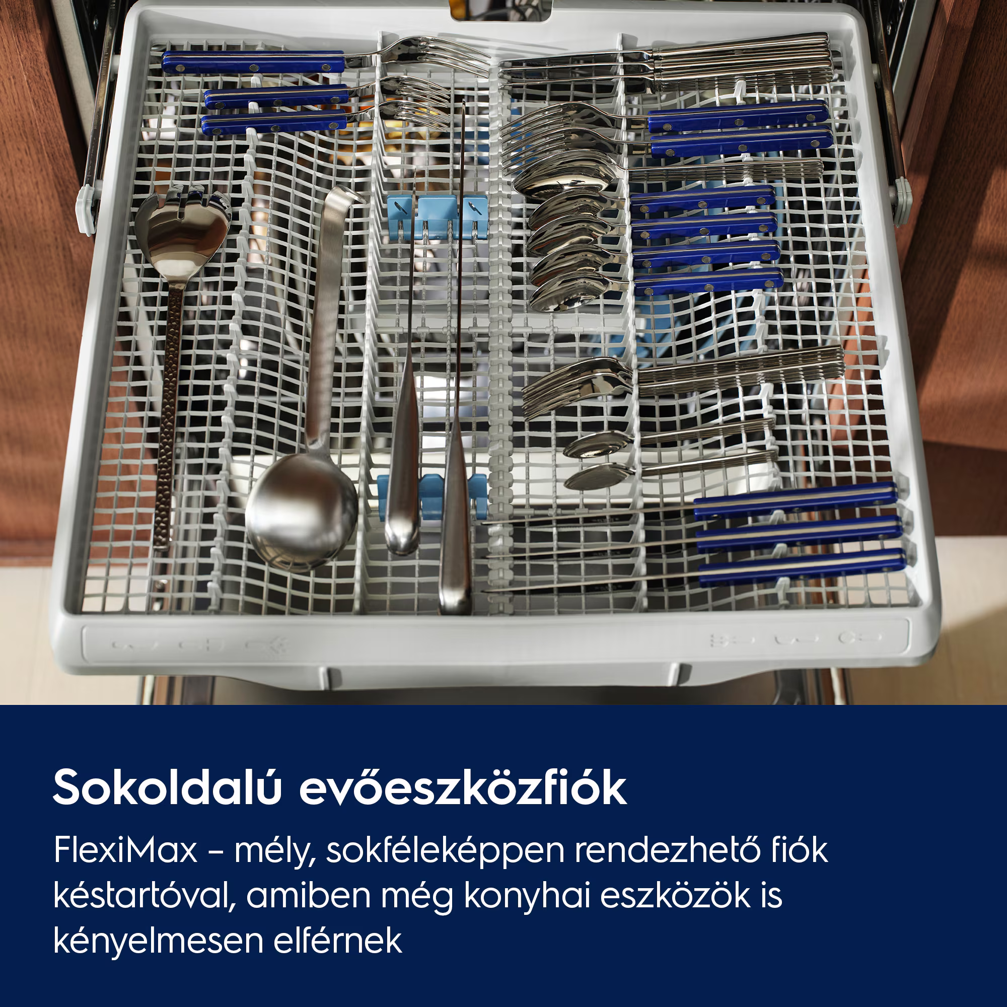 Mosogatógép felső kosara evőeszközökkel és konyhai eszközökkel.