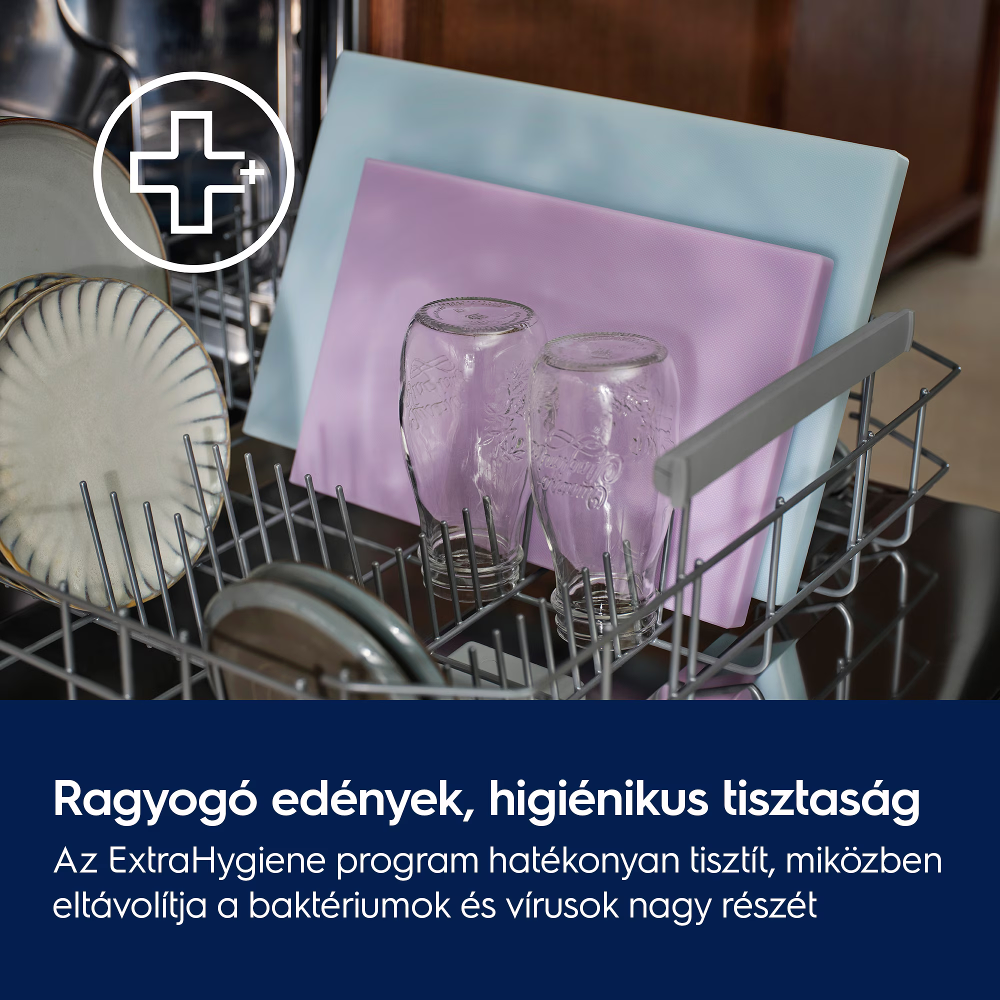 Edények mosogatógépben poharakkal, tányérokkal és törlőkendőkkel.