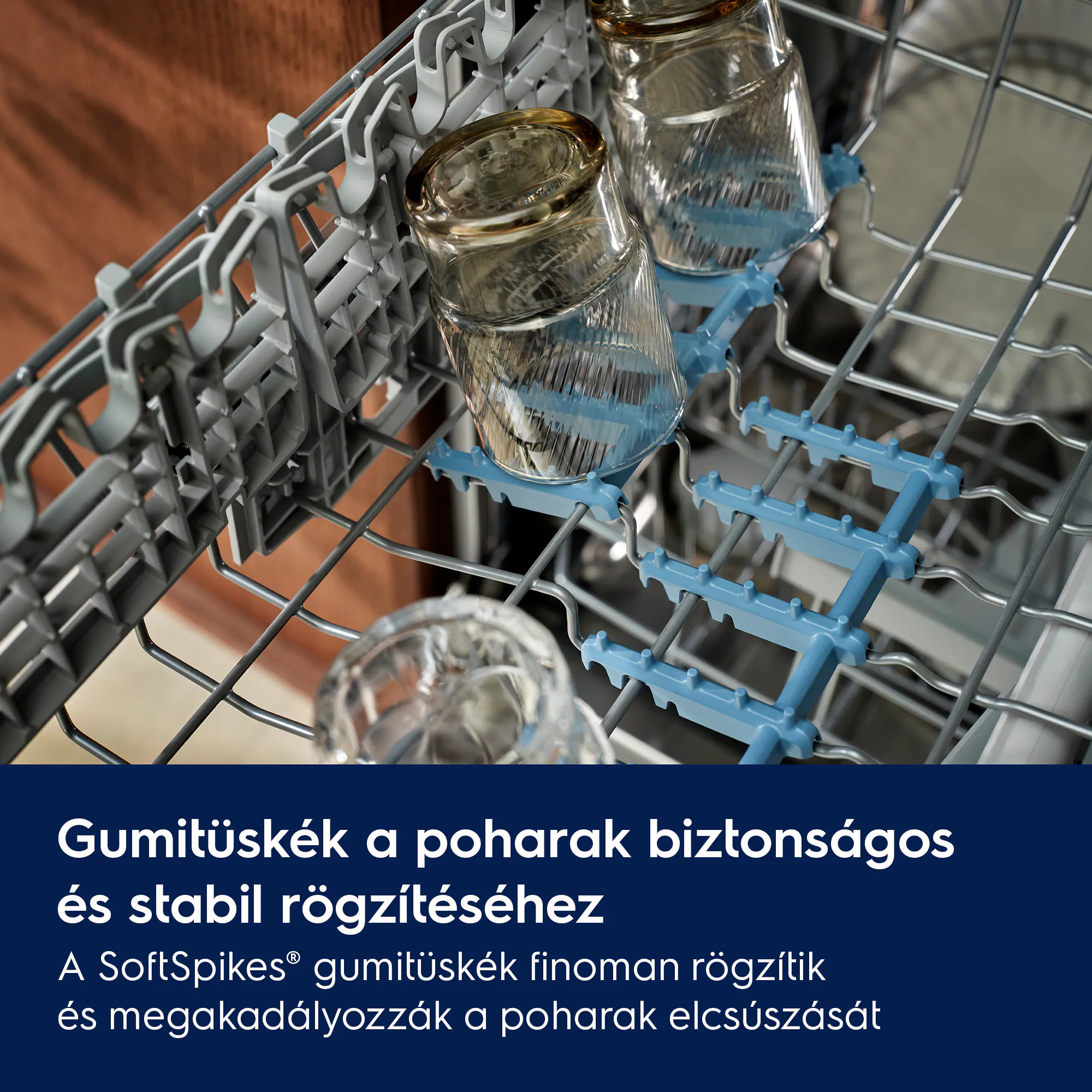 Mosogatógép kosár kék gumitüskékkel rögzített poharakkal.