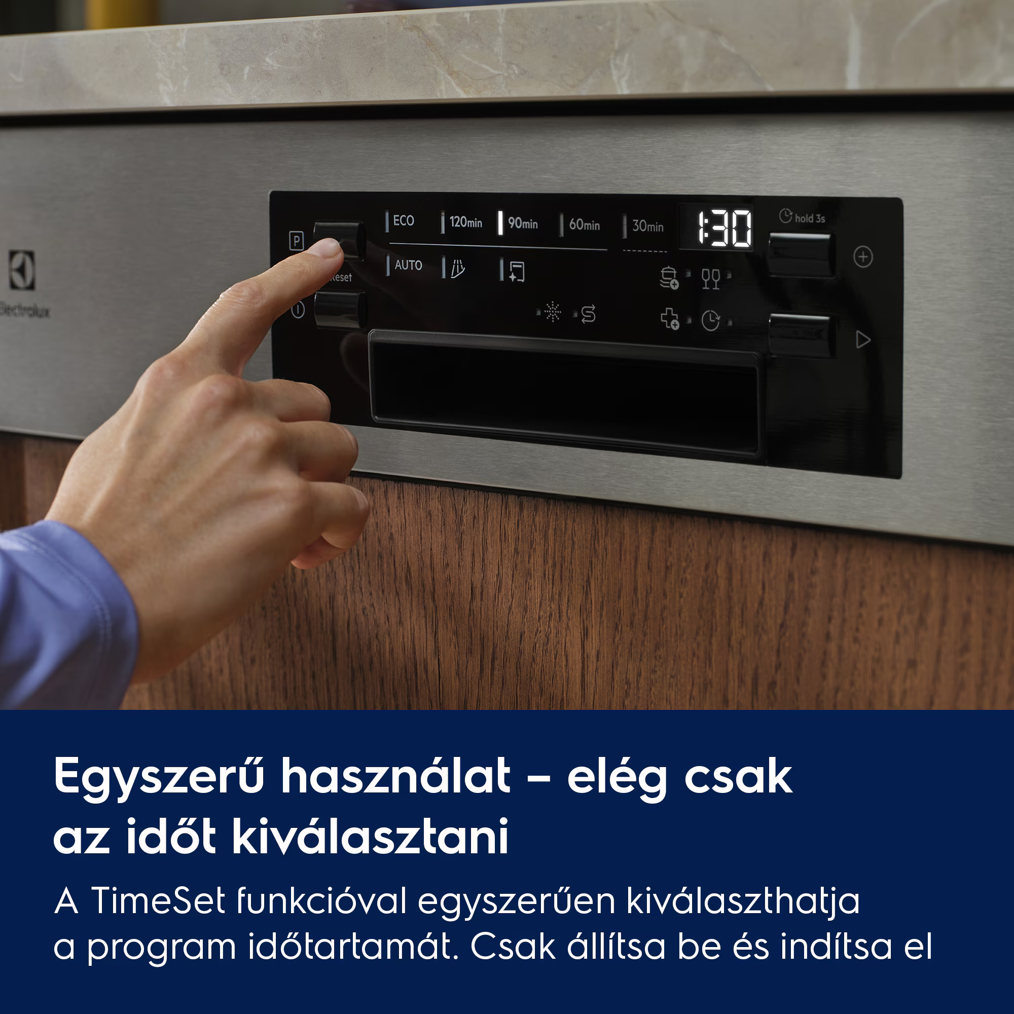 Egy kéz gombot nyom egy mosogatógép kezelőpanelén. Az idő jelenik meg.
