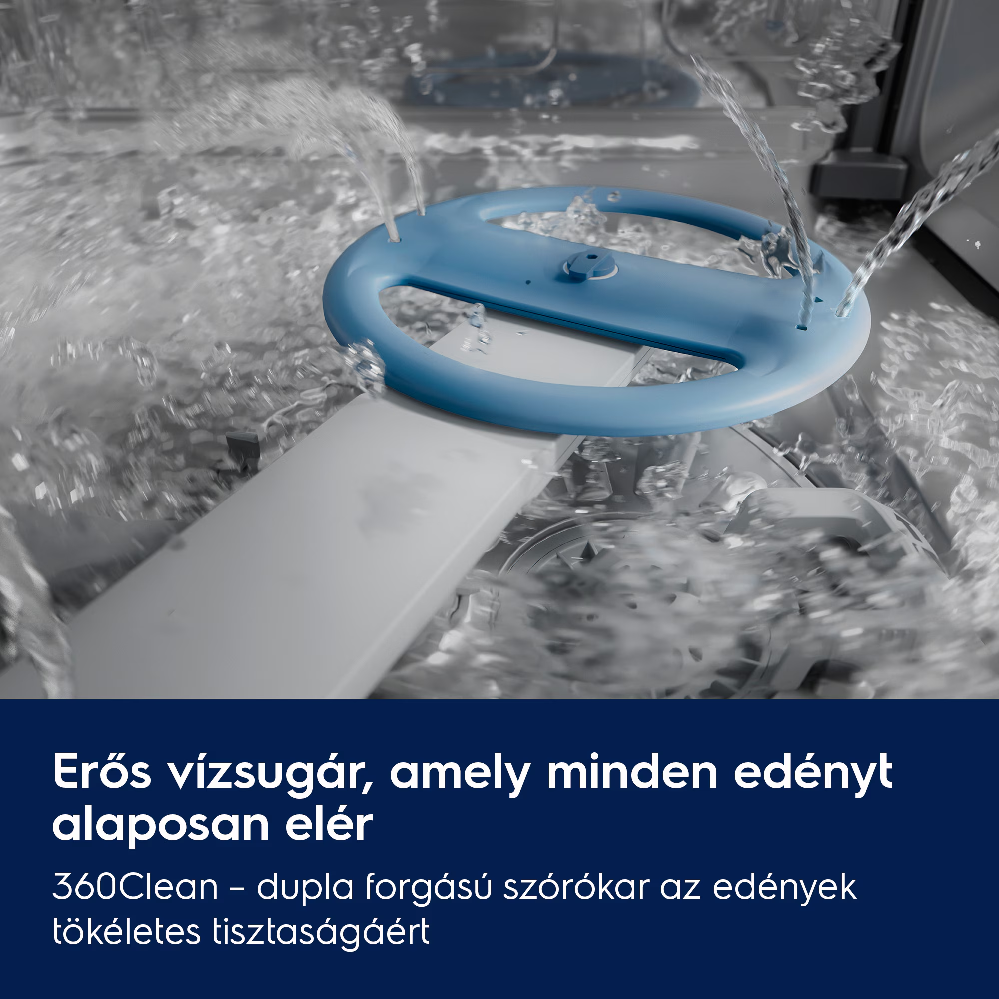 Kék szórókar forog erős vízsugárban, tisztítva a mosogatógépben lévő edényeket.