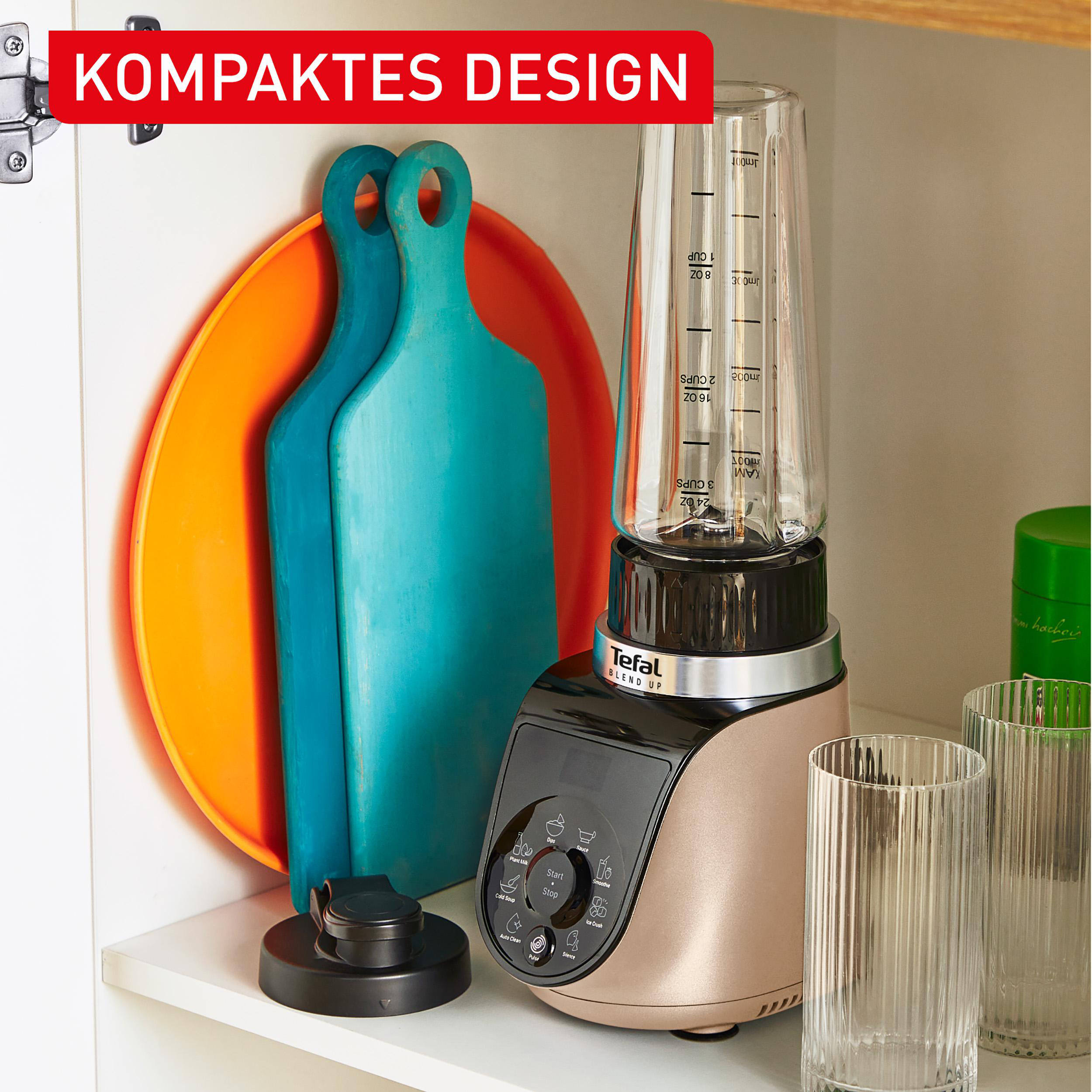 Ein Tefal Mixer steht auf einem Regal neben zwei Holzbrettern und Gläsern.