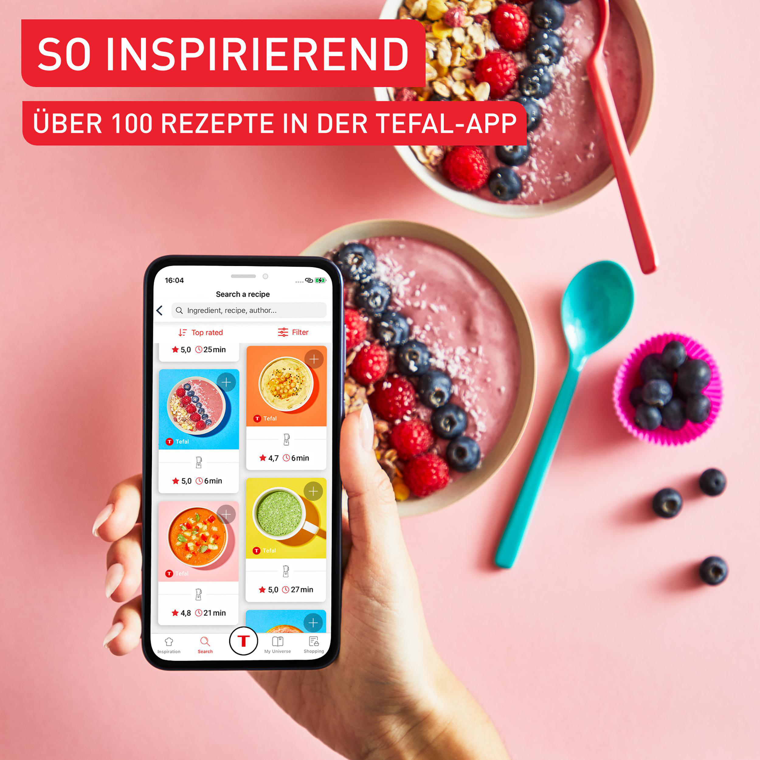 Ein Smartphone zeigt die Tefal App mit Rezepten, daneben Schüsseln mit Obst.