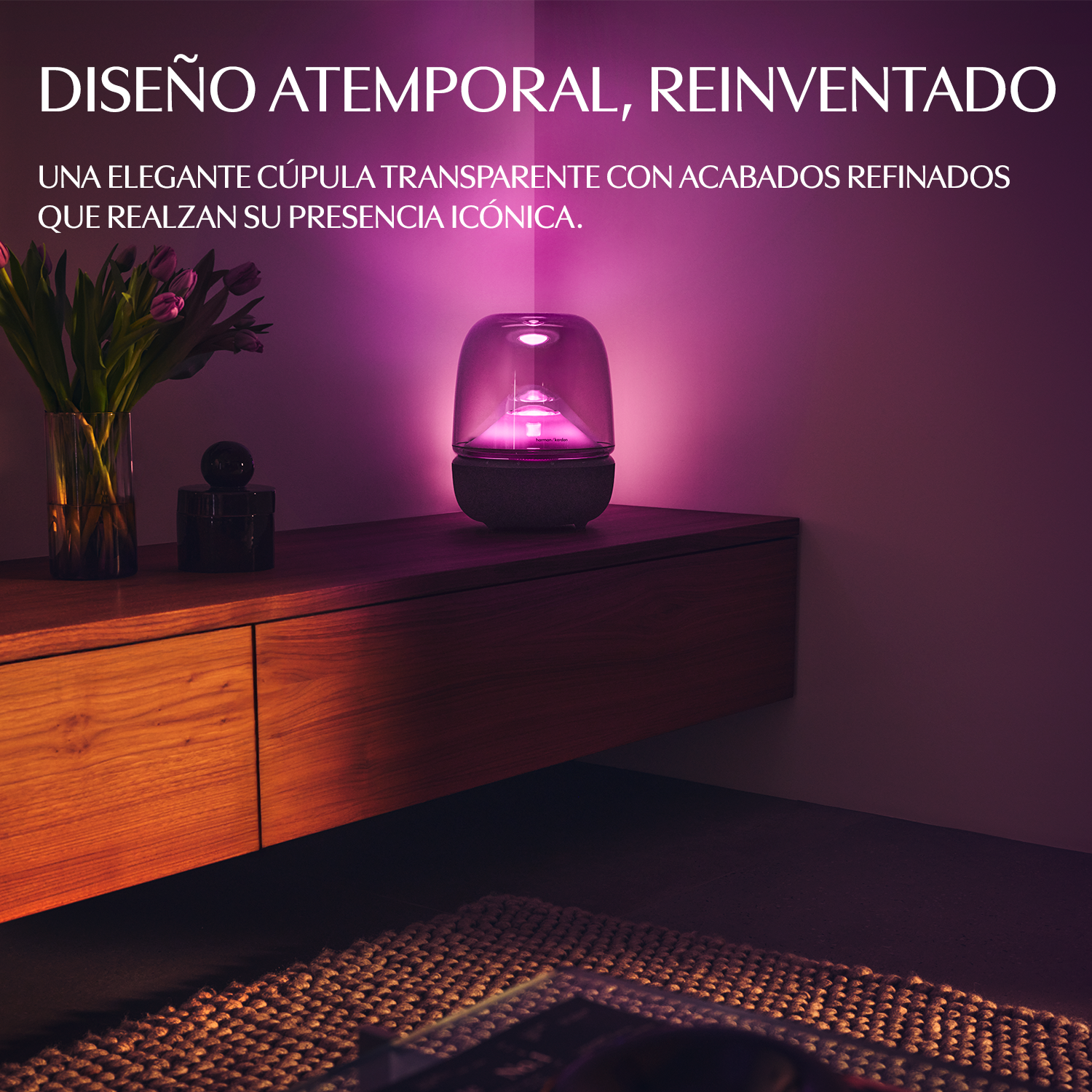 Un altavoz de cúpula transparente y elegante brilla con luz rosa.