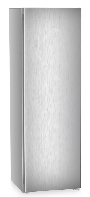 Ein schlanker, silberner Kühlschrank mit gebürsteter Metalloberfläche.