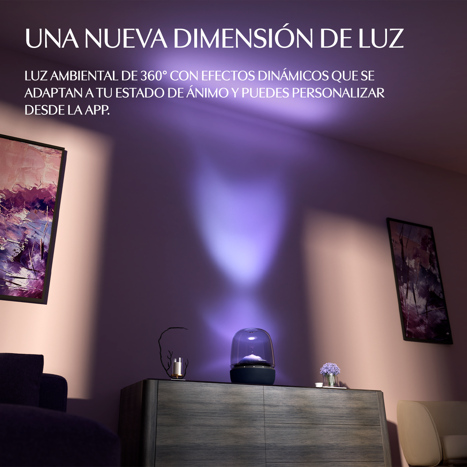 Una lámpara redonda proyecta luz morada en la pared, junto a cuadros.