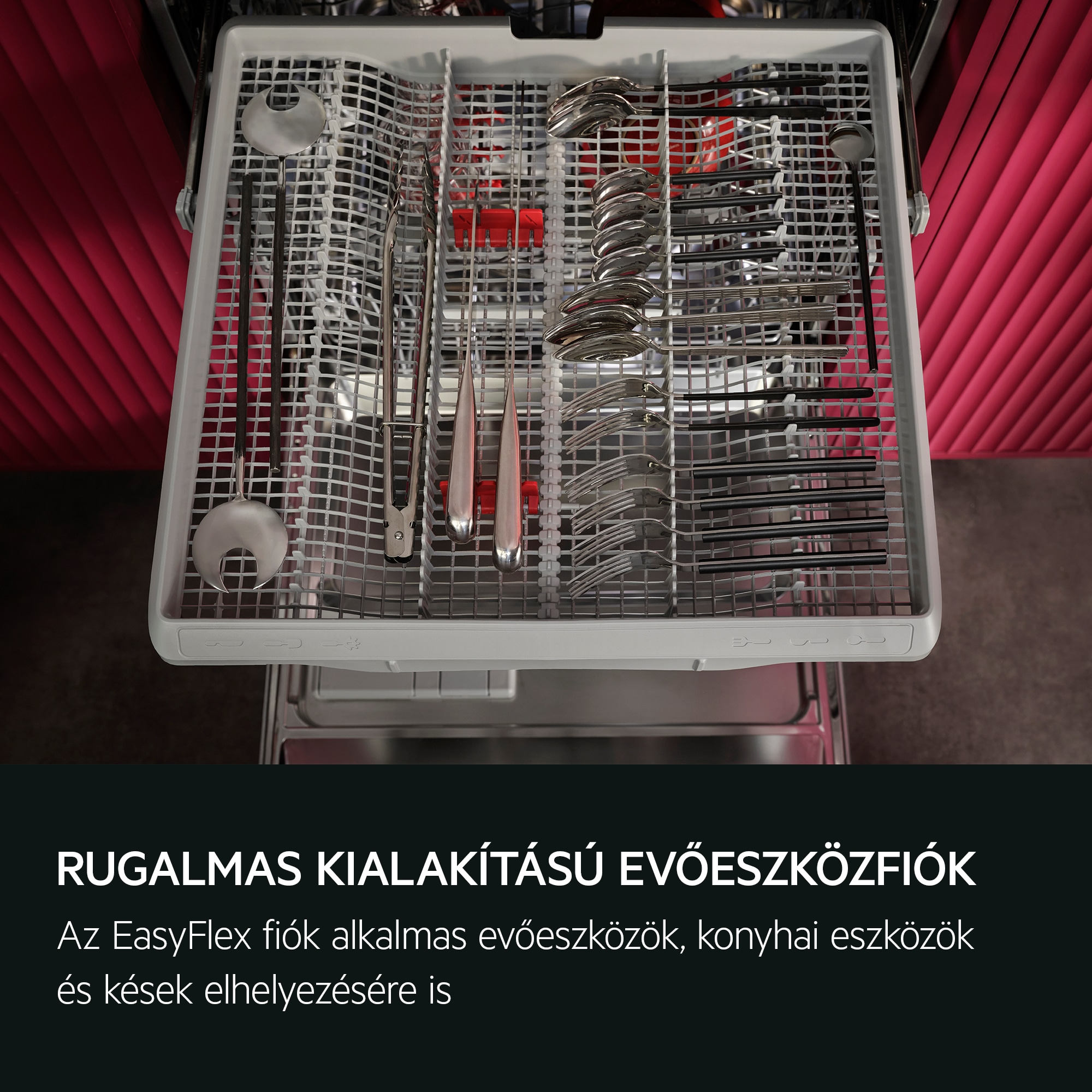 Mosogatógép kosár evőeszközökkel és konyhai eszközökkel rendezetten.