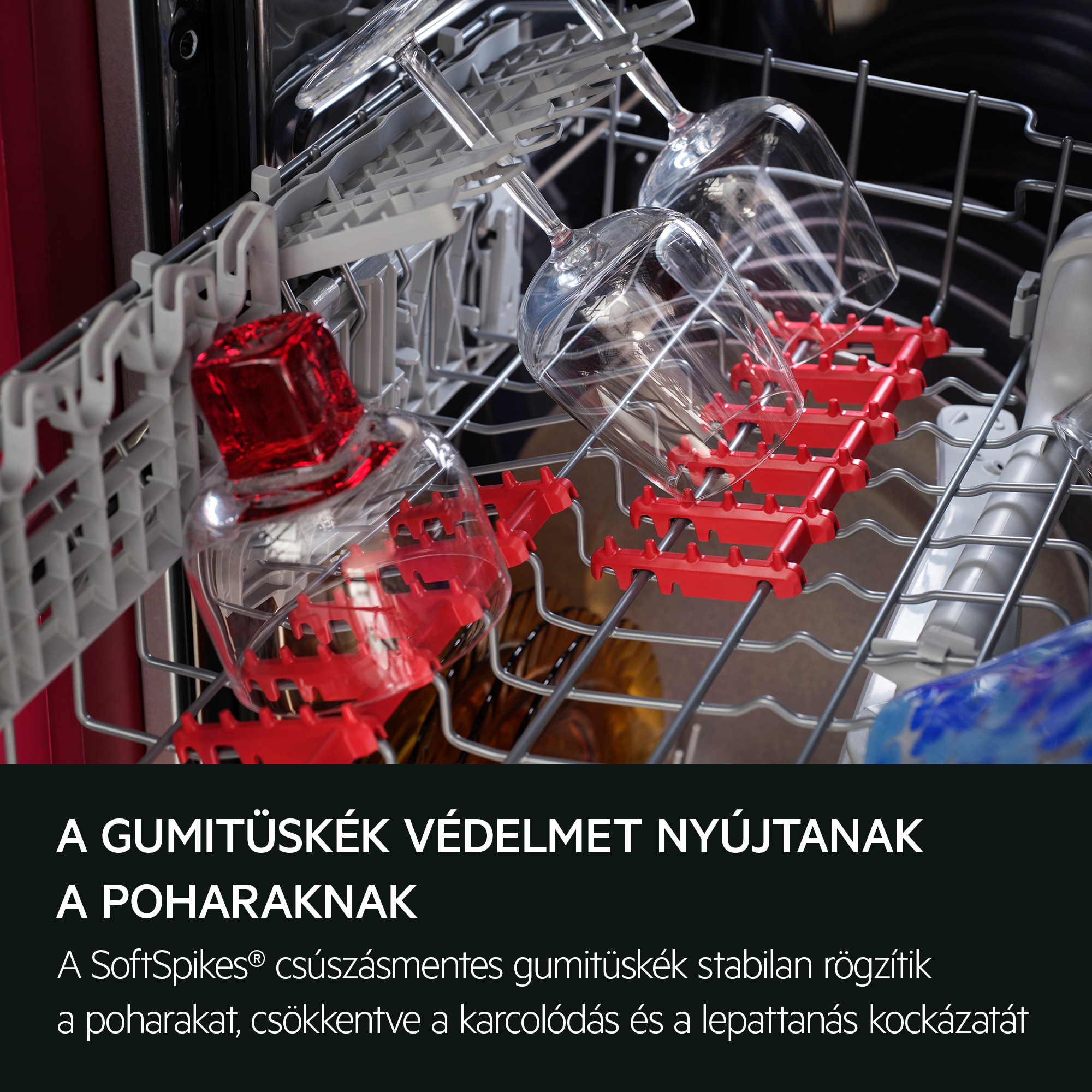Poharak és piros tárgy a mosogatógép kosarában, piros tartókkal. SoftSpikes.