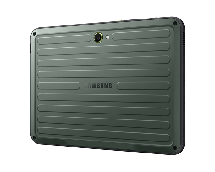 Sötétzöld Samsung tablet hátulja bordázott textúrával és kamerával.