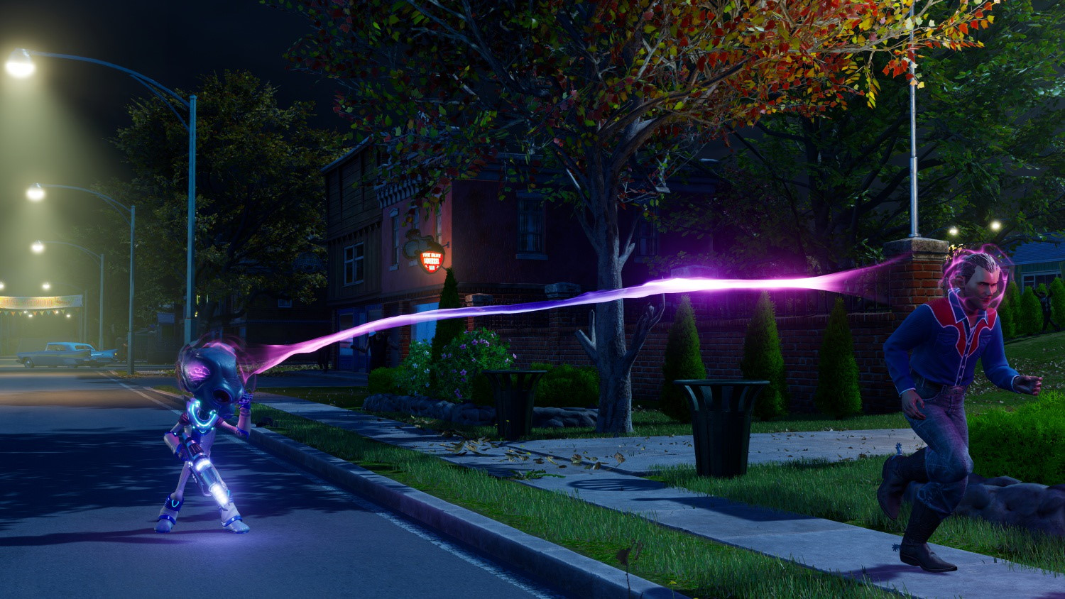Un extraterrestre tire un rayon violet sur un homme en chemise bleue courant dans une rue de banlieue la nuit.