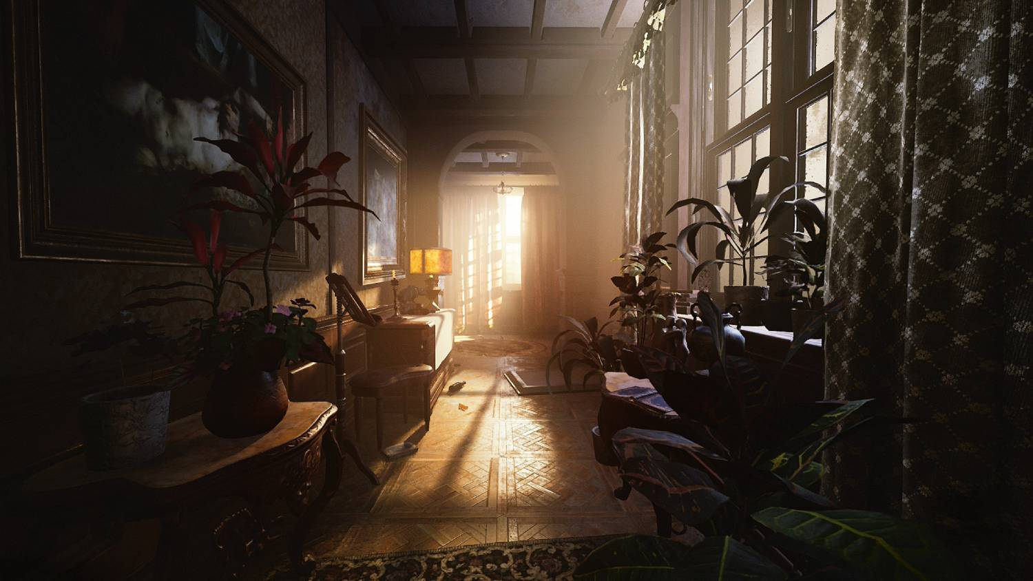 Un pasillo oscuro con plantas, cuadros y luz solar entrando por una ventana.