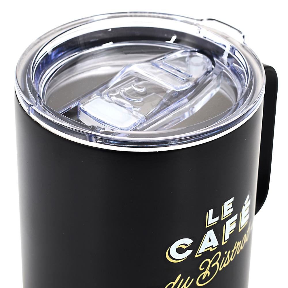 Taza negra con tapa transparente y texto "Le Cafe du Bistro". Asa visible.