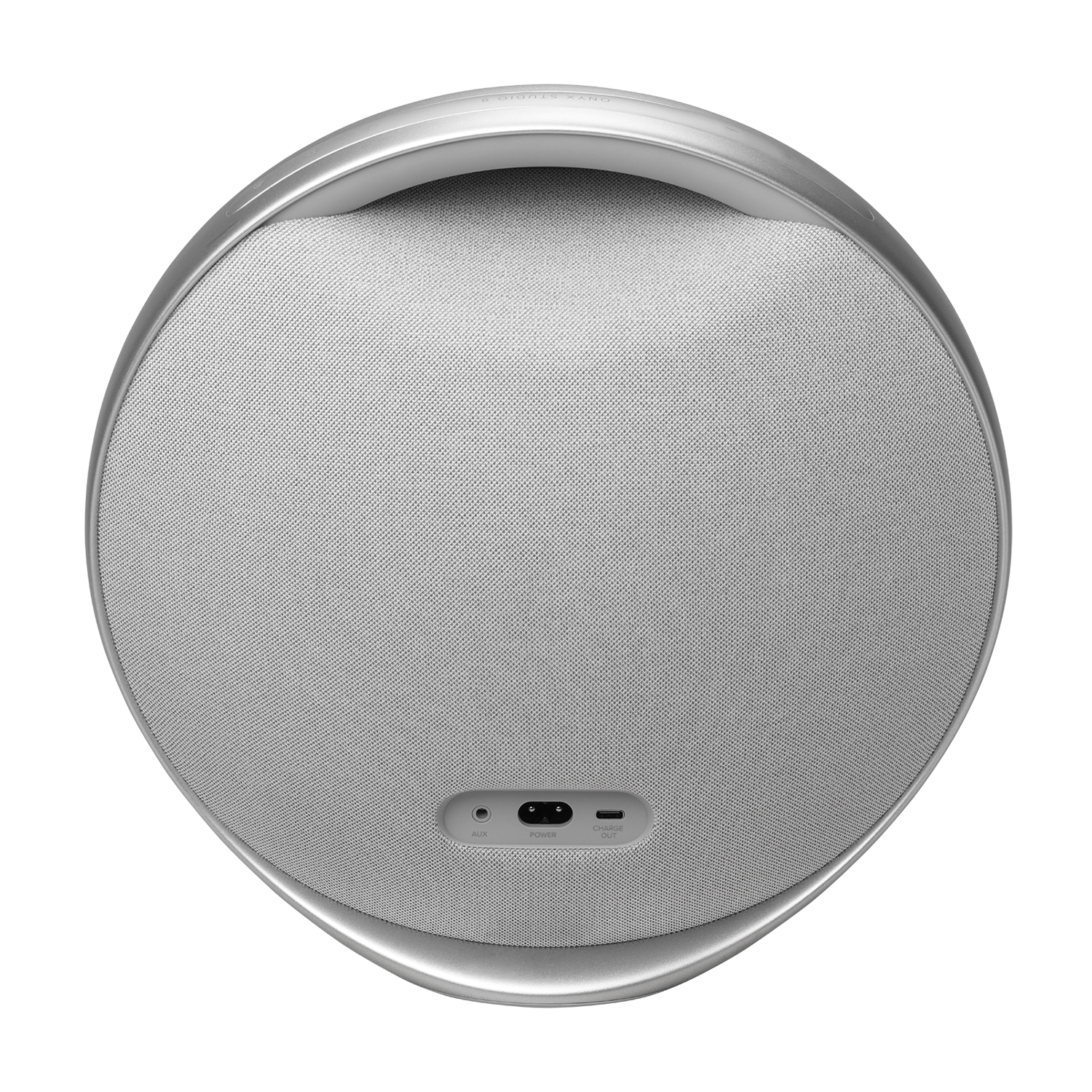 Altavoz ovalado plateado con cubierta de tela y puertos.