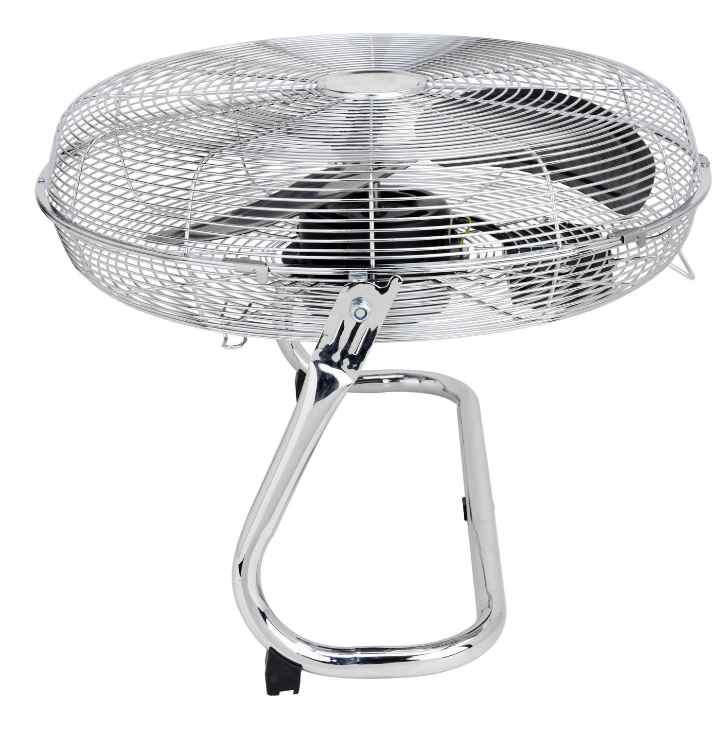 Un ventilador de metal brillante sobre un fondo negro.
