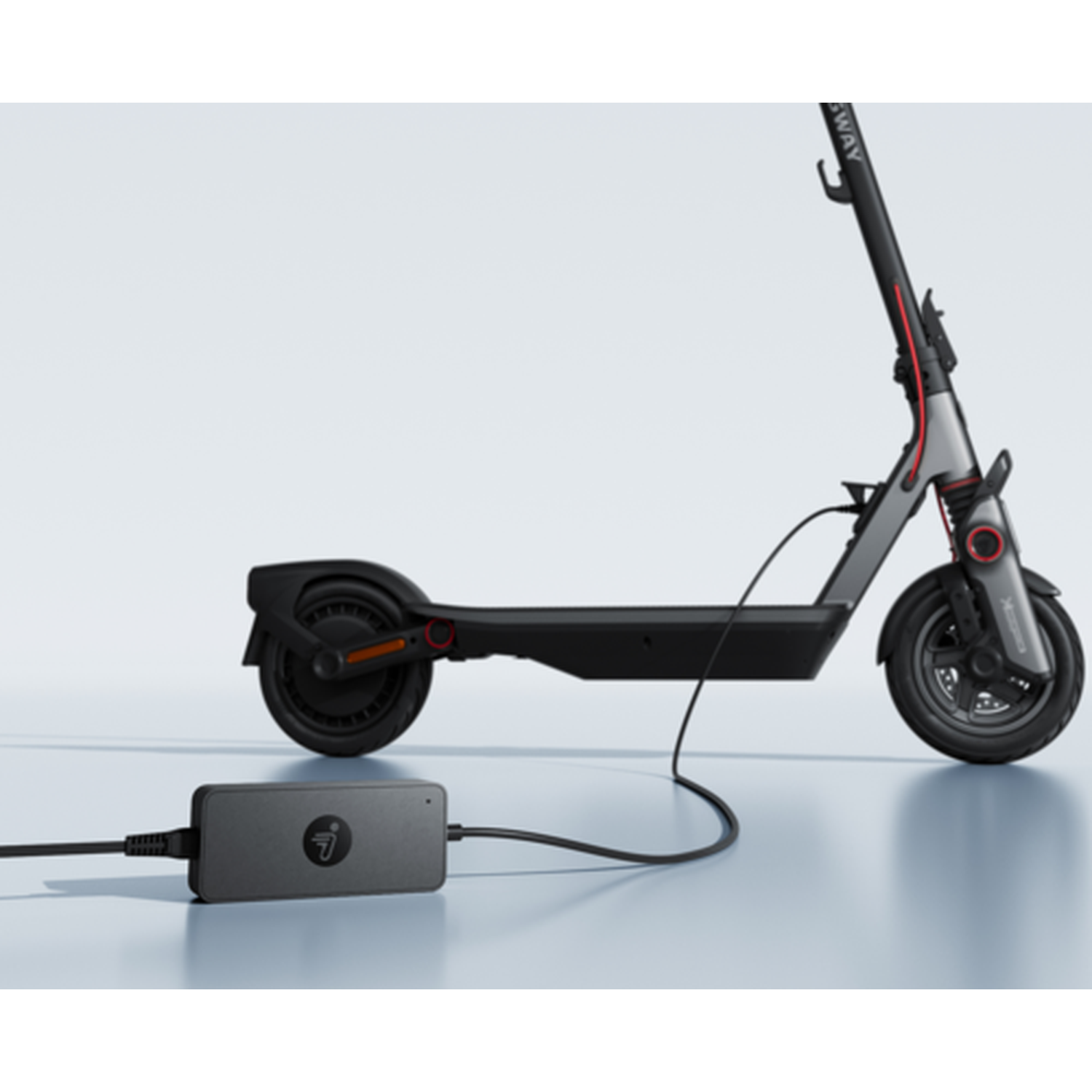 Een zwarte elektrische step laadt op bij een grijze stroomadapter op een lichtblauwe ondergrond.