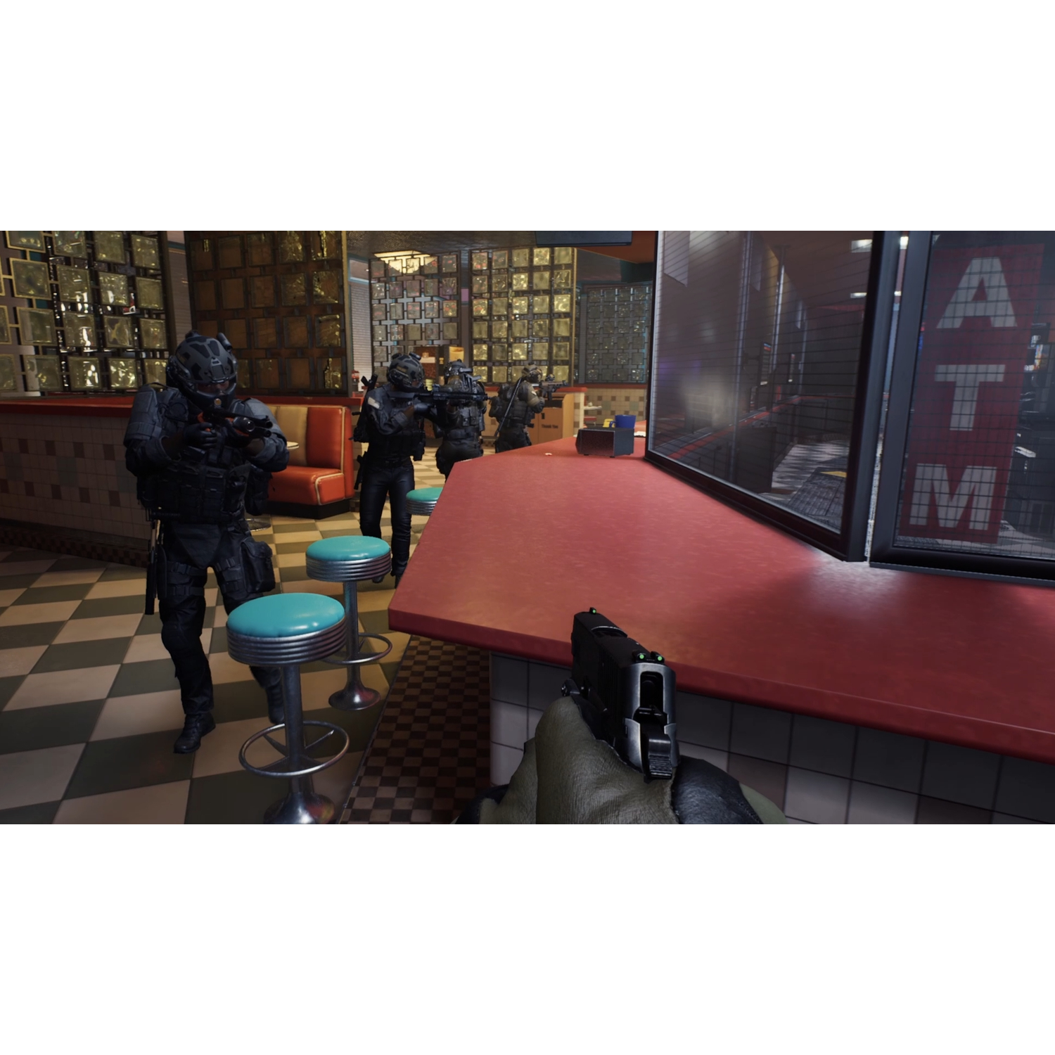Soldaten in zwarte uitrusting met wapens in een diner met rode balies en blauwe krukken.