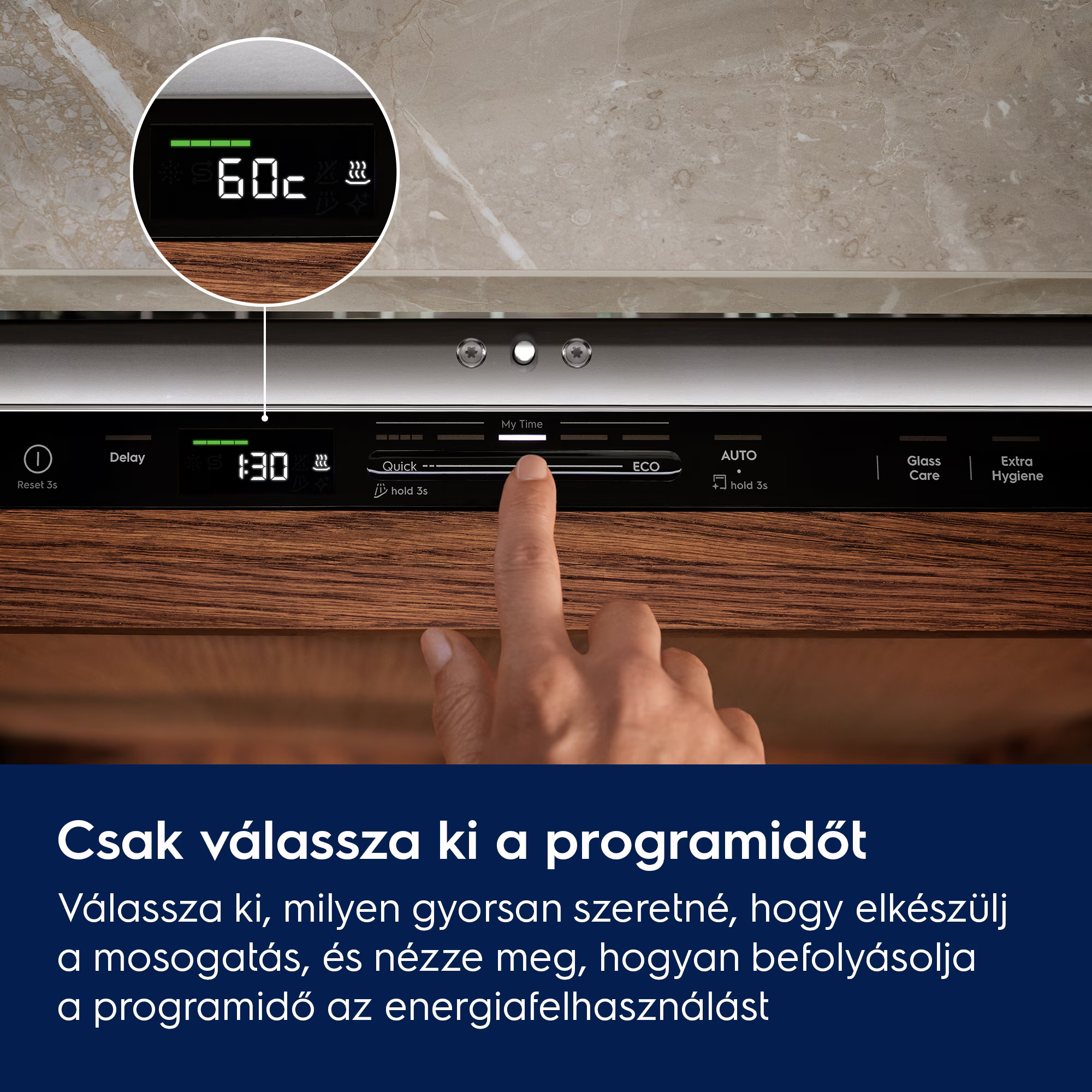 Egy ujj érinti a programválasztással ellátott mosogatógép kezelőpaneljét.