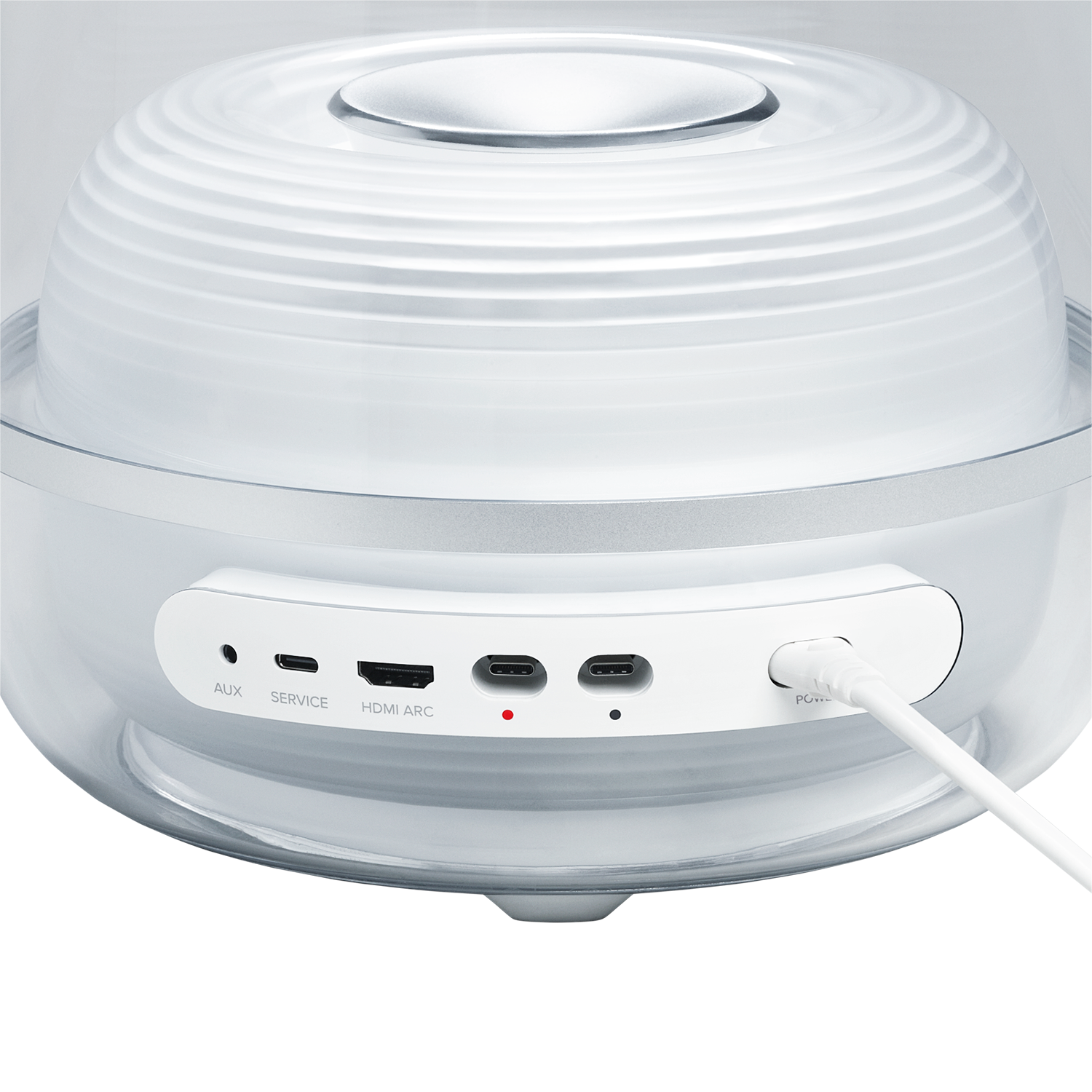 Parte trasera blanca de altavoz con puertos: AUX, Service, HDMI ARC y USB-C con luz roja.