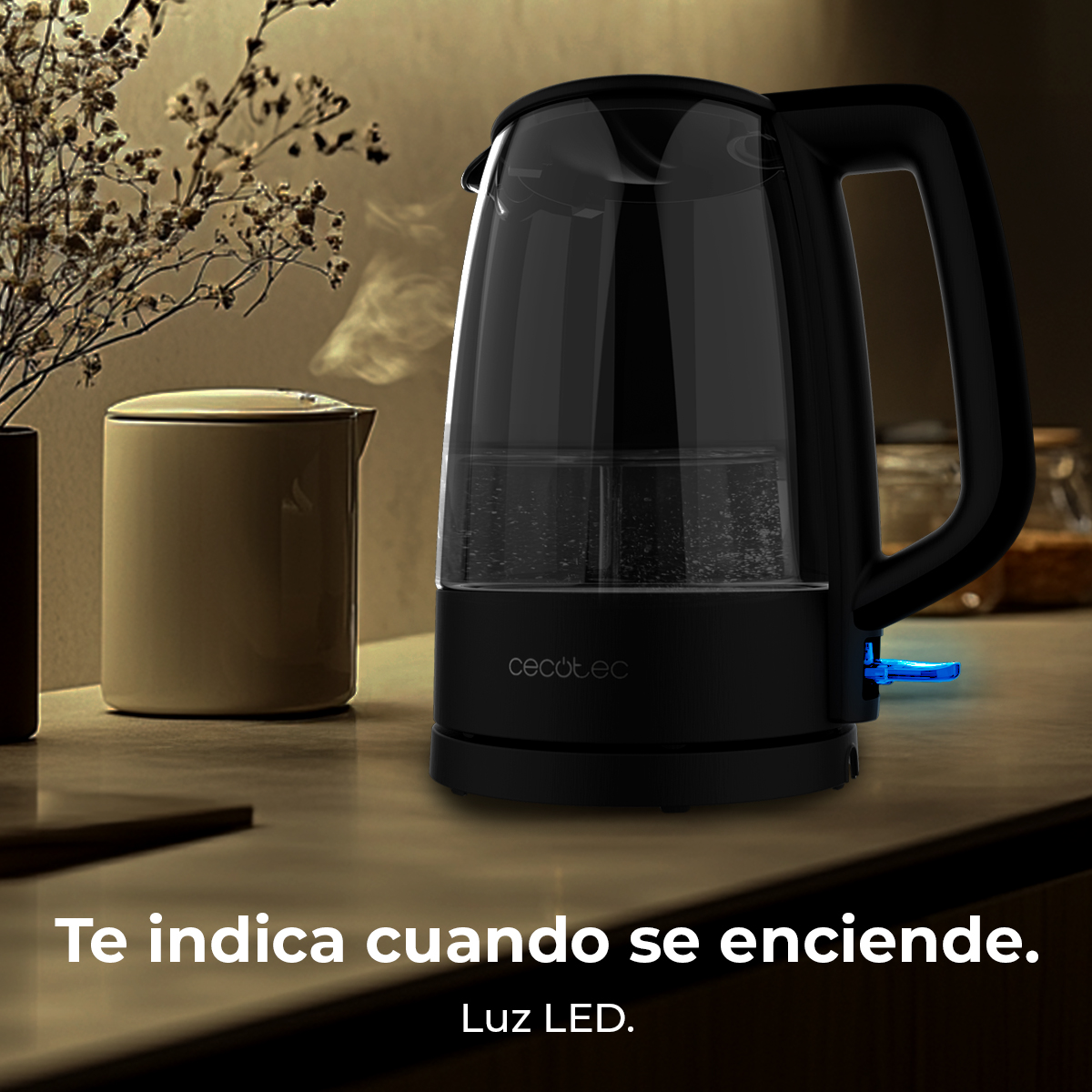 Hervidor de vidrio negro con luz LED y vapor.