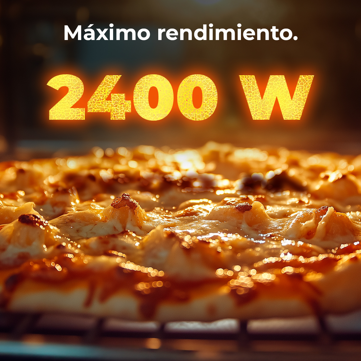 Pizza con queso derretido horneándose a 2400W.