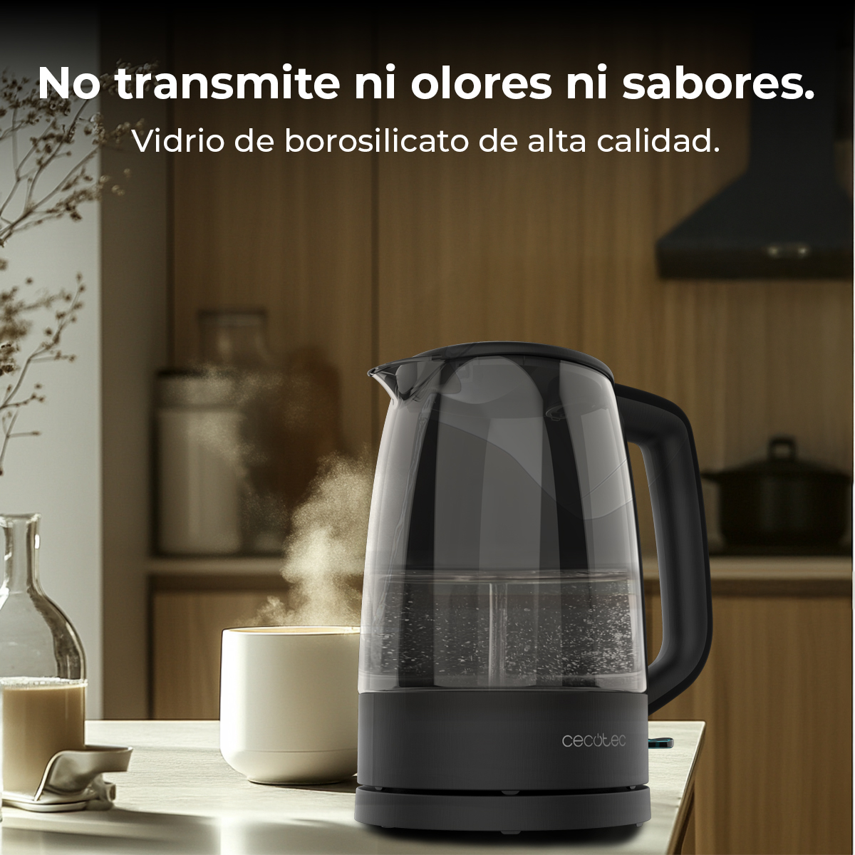 Una tetera de cristal negra con vapor sobre una taza en una mesa.