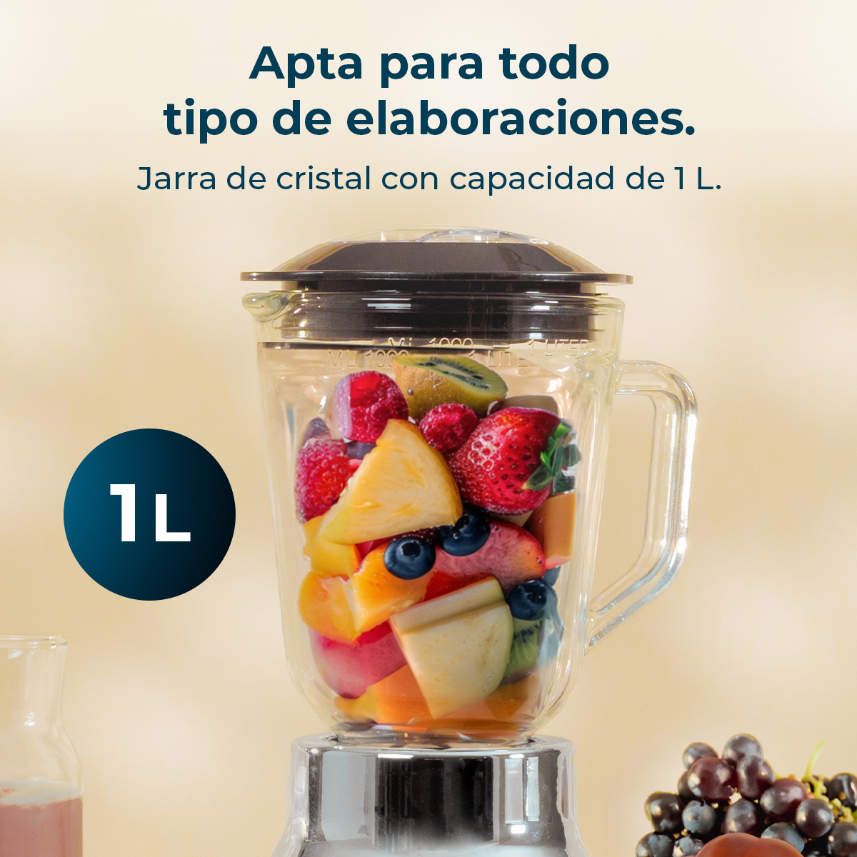 Jarra de licuadora de vidrio llena de fruta, capacidad 1L.