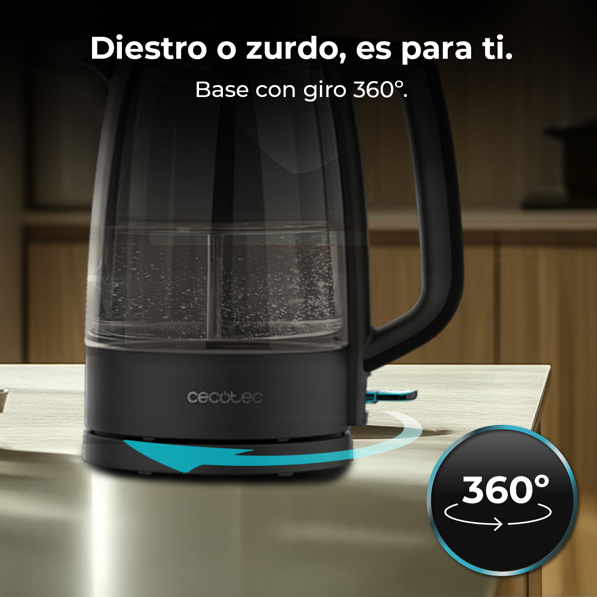 Un hervidor de agua de cristal negro está sobre una encimera. La base tiene rotación de 360°.